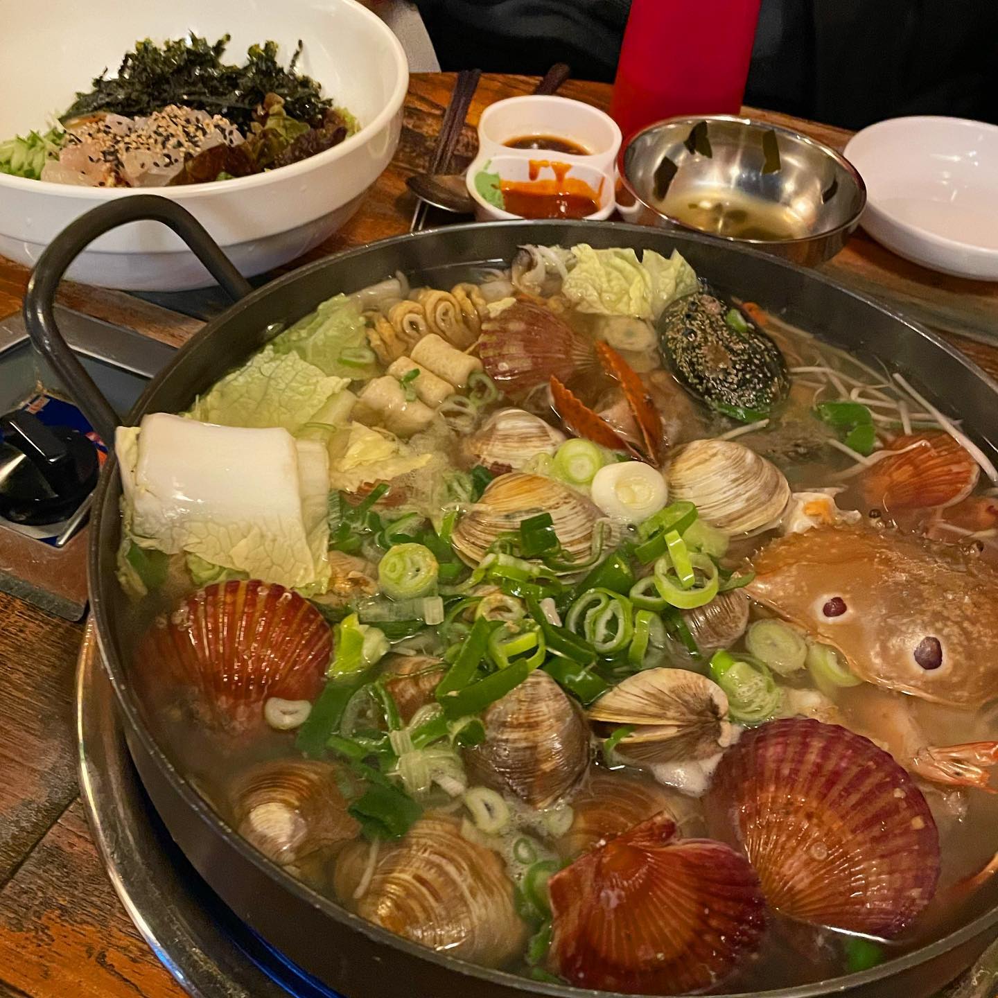 조개특별시 신림점

네이버 평점 4.92/5 ♥️ 누가봐도 맛집 아닌가요🥹👍🏻 
오늘같이 추운날 즐길 수 있는 따뜻한 요리 실컷 먹어야지!! 하면서 찾아왔습니다ㅎㅎㅎ
단골이 될거 같은 이느낌 아주 조아용 🥰

저는 맛집 찾을때 우선순위가 네이퍼평점이랑 다른분들의 먹스타그램인데 두가지 모두 훌륭해서 찾아갔어요! 역시 맛진 메뉴였네요ㅎㅎ

조개전골시켰는데 완전 신선한 조개들로 구성되어있고 양도 푸짐했어요 특히 시원한 육수에 월요일부터 소주가 땡기는 메뉴였습니다 🐚🐚🐚

✔️위치 : 서울 관악구 신림로63길 22 1층
.
.
.
.
#신림맛집 #신림술집 #조개특별시 #서울조개찜 #신림조개찜 #신림조개전골 #먹스타스램 #먹보 #먹스타소통 #먹팔 #맞팔댓글 #좋아요환영 #lfl #flf