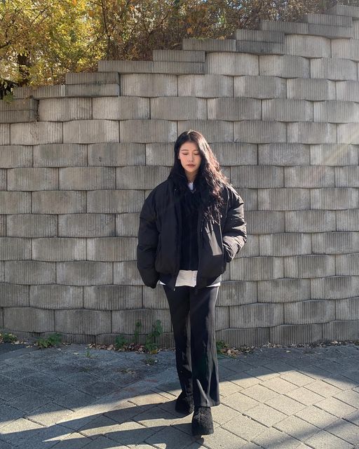 @silent__quiet on Instagram: "#광고 @standarderror_official 화려한 햇살이 나를 감싸네🤪 [스탠다드에러(STANDARDERROR)] 87-STAN019 에센셜 후드 레이어드 ma-1 패딩 점퍼 블랙/L https://www.musinsa.com/app/goods/3532285/