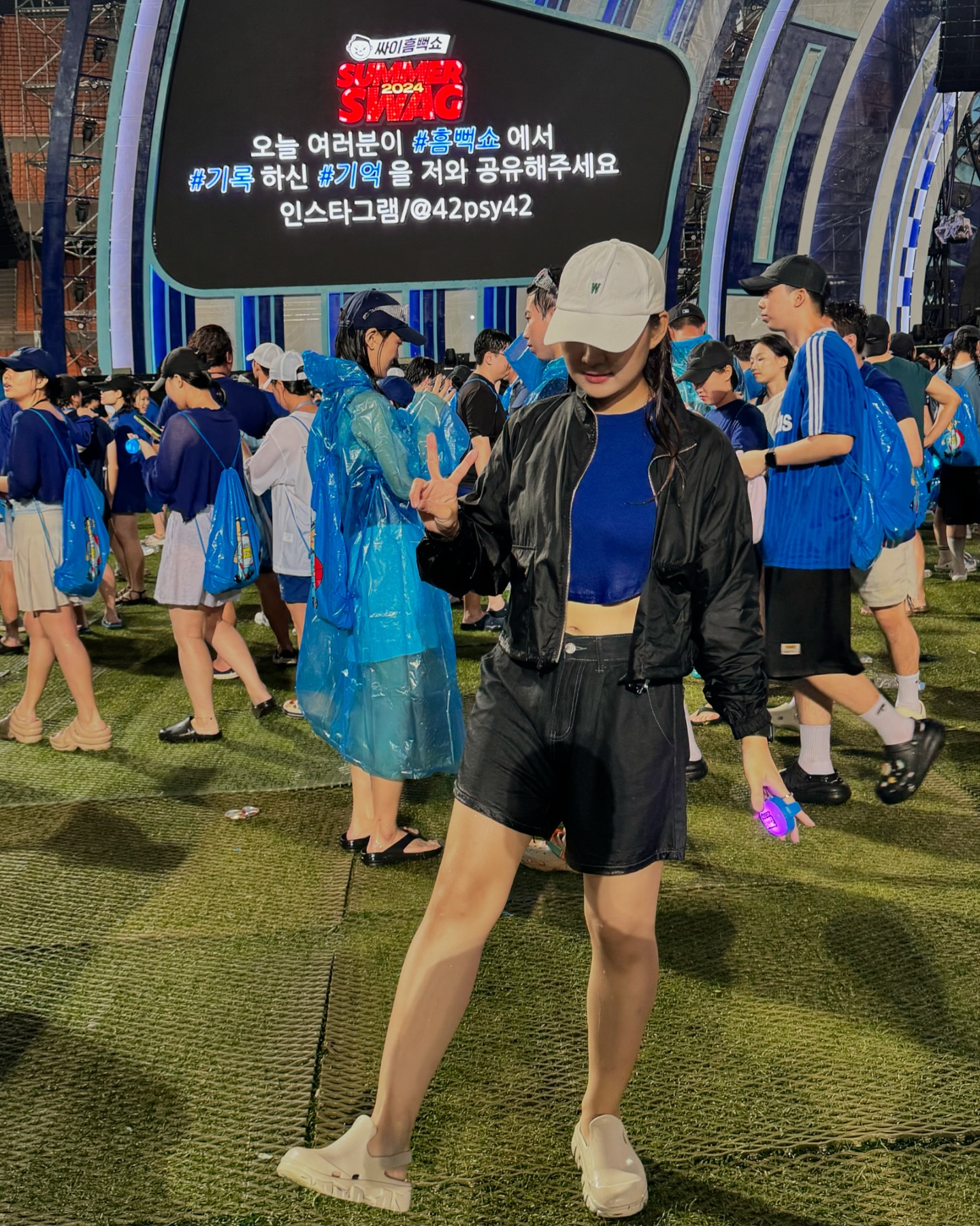 흠뻑쇼 2년차💦
올해는 꾸역꾸역 시간 맞춰서 다녀왔더니 행복이어따🩵
구역도 잘 잡았더니 무대도 잘 보이고 럭키비키🍀

어느새 가을이 왔지만 더 늦기 전에,,업로드,,🙃
#흠뻑쇼2024 #대구흠뻑쇼