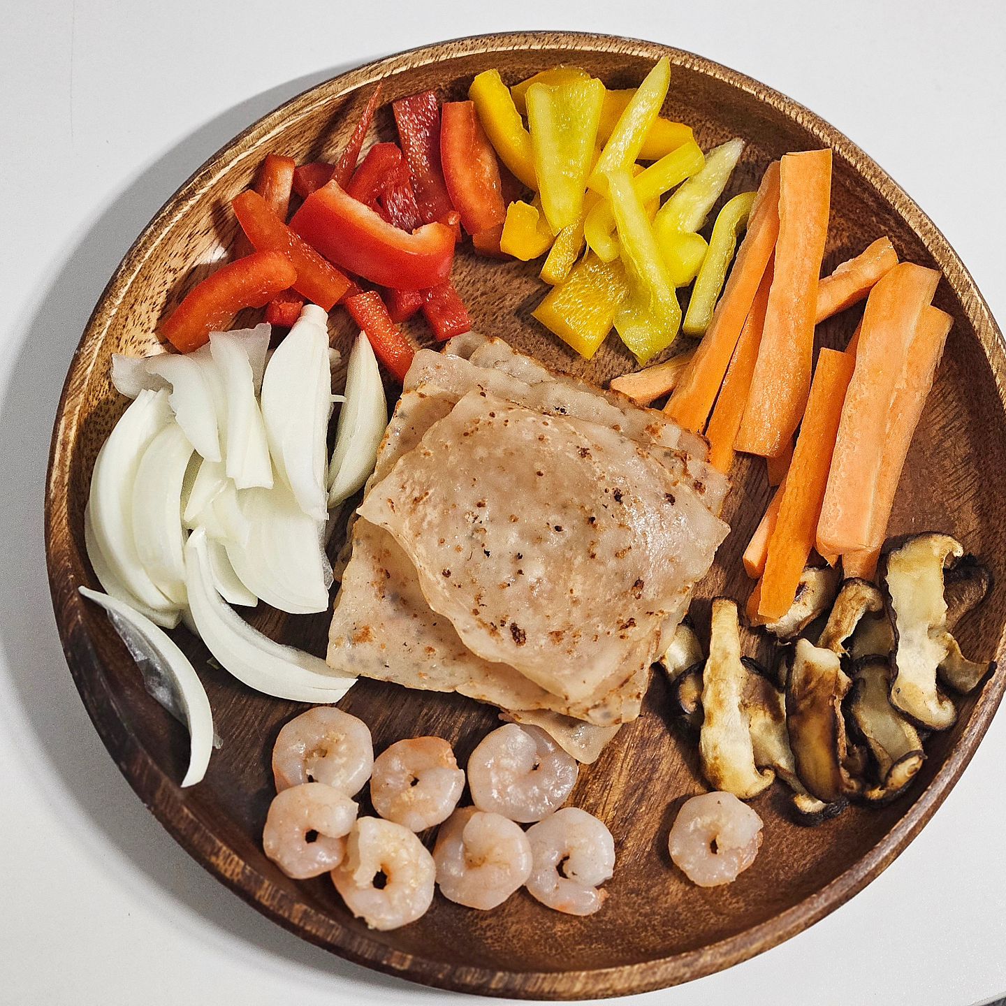 야채스틱 하나 사두면 월남쌈을 실컷 만들어먹을 수 있다. 단점은 좀만 냉장고에 보관해두면 오이는 쉽게 물러 버리게 된다는 점 ㅠㅠㅠㅠㅠ
연겨자를 벌칙만치 넣어줘야 맛있다. 흐흐.
다음엔 초록야채를 듬뿍 준비해야지.
