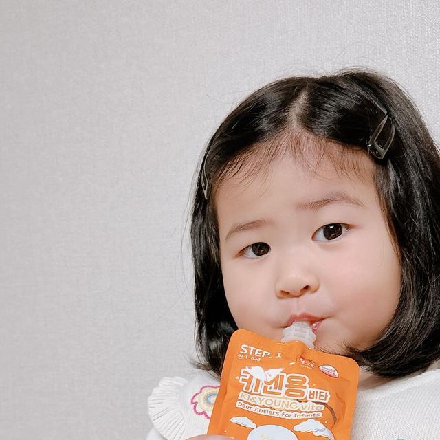  🌿옥긍정월드;D on Instagram: "#제품제공 💛

간식만 좋아하는 하늘이~
밥도 잘 안먹어서 신경쓰이던참에 !
#키엔용비타 를 먹여봤어요 😃

녹용은 쓰고 아이들이 잘 먹기 힘들거라는
생각이 너무 컸던지라 ,
시도해보기 걱정스러웠는데
저희아이처럼 맛에 예민한 아이도
키엔용비타는 정말 추천합니다! 
정말 첫입 먹자마자 또 달라고 하더라고요!
맛있데요!!!!🤭
매일매일 하나씩 먹이고 있는데 
개인적으로 느끼는점은
밥을 정말 잘먹어요🙀
밥을 잘먹어주는게 저는 왜이리 감사한지 🥹

키엔용비타는 ,
국내최초 HACCP인증 
사슴농가에서 우수한 녹용만 선별하였고 ,
국산녹용과 6년근 홍삼을 사용한 
프리미엄 녹용으로 
우리아이들에게 믿고 먹일 수 있어요!

TV육아프로그램에서도
본적 있으실거예요~
랜선육아왕 오종혁님 , 신현준님 자녀들
간식으로도 챙겨주더라고요 ♡ 

#광고#어린이녹용#국산녹용#키즈녹용#어린이녹용추천#키즈녹용추천#키엔용#키엔용비타#키엔용플러스#몸엔용#어린이홍삼녹용#어린이녹용홍삼#어린이건강음료#어린이건강간식#이순재녹용"