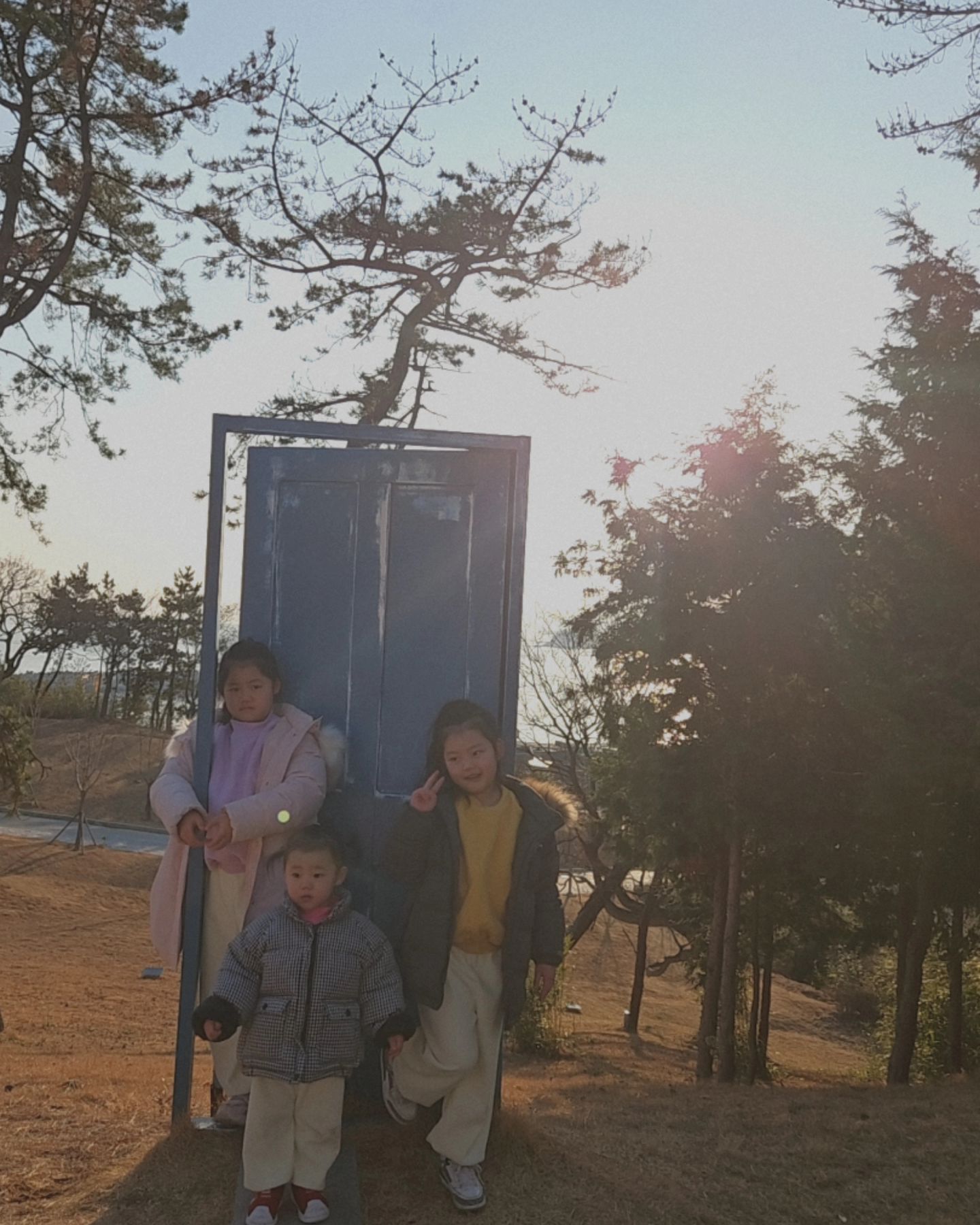 #오늘아님

셋이서 사진찍기란 🤷‍♀️
하늘의 별따기만큼 힘들다지요 !
연속사진 1,000장은 찍어야...
한두장 건질까말까 😅
그나마 건져도 저래 시선 안맞고 눈감고 ㅋ
그래도 너희라서 이쁜거야🩵

#어느겨울날 #이쁜카페 #AOP카페