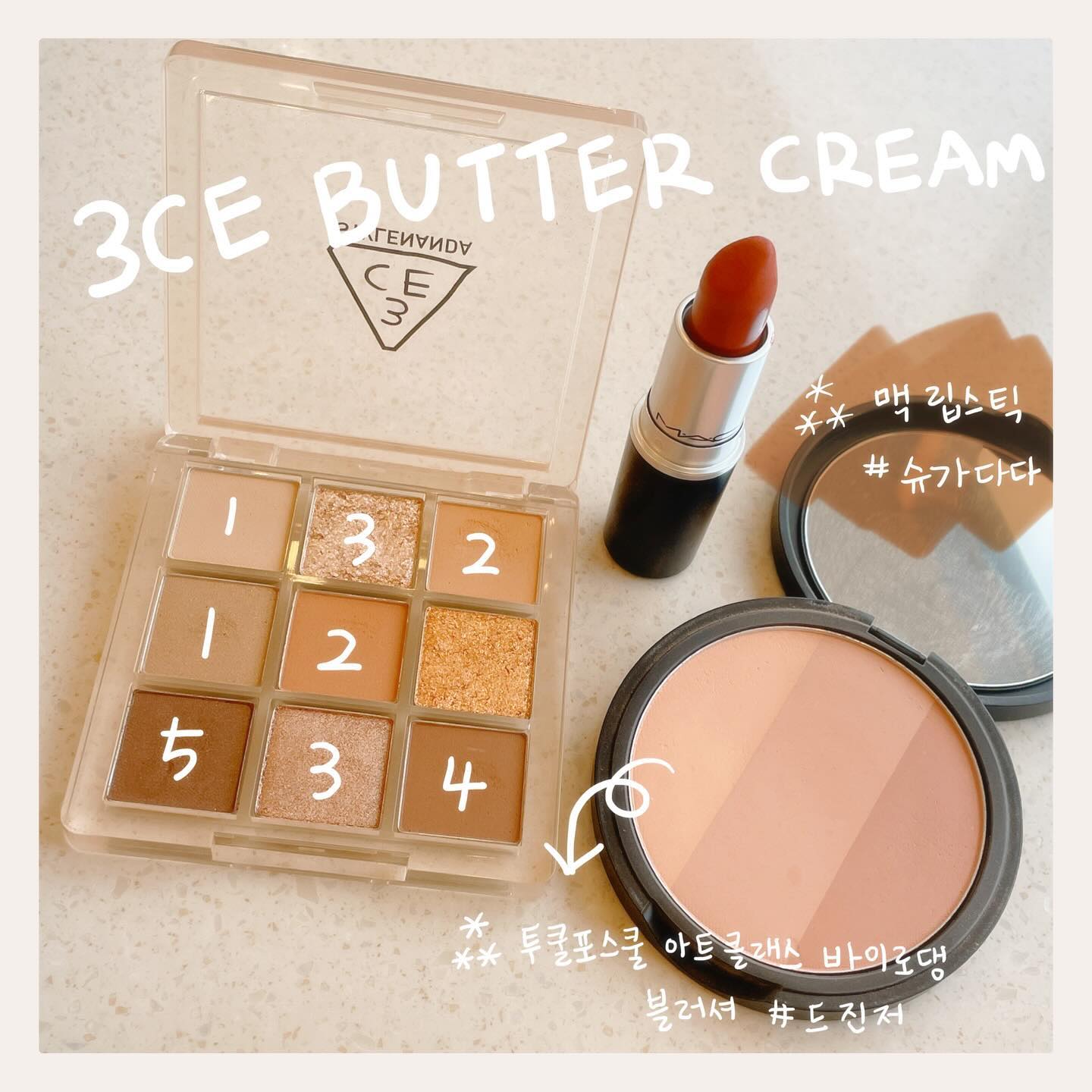 🏷 𝐧𝐚𝐭𝐮𝐫𝐚𝐥 𝐛𝐞𝐚𝐮𝐭𝐲 𝐠𝐫𝐞𝐞𝐧𝐬𝐡𝐨𝐩
——————————————————————
⠀⠀⠀
⠀⠀⠀
#초록물들이다 ✨

밤양갱 아이메이크업 팔레트👇🏻
#3ce #버터크림 무펄4개 + 잔펄3개 + 펄2개‼️
서로 다른 9가지 따뜻한 웜톤 컬러가 균형을 이룹니다🫶🏻
1번은 베이스로 눈 두덩이에 넓고 얇게 깔아주구〰️
2번은 색감 올리는 용도로 눈끝과 눈밑 위주로!
3번은 웃었을때 톡 튀어나오는 애교살 부분에 펄 올리기💓
4번은 눈이 좀더 크고 그윽해보이게 음영넣어주기!
5번은 일자브러쉬로 아이라인을 부드럽게 그려주기〰️
(부드러운 라인을 원하시면 섀도우로도 충분해요🫶🏻)

밤양갱 메이크업에서 빠질수없는 치크👇🏻
#투쿨포스쿨아트클래스바이로댕 #드진저
누디-채도가 낮은코랄 컬러로 뺨 + 턱 + 코끝에 올리면
혈색 가득한 과즙 메이크업 완성 가넝〰️❤️

밤양갱 메이크업에서 포인트를 주고싶다면👇🏻
#맥 #슈가다다 브라운레드컬러의 립스틱을 추천💓
발색력이 강해서 아주 살짝만 올리고 립브러쉬 필수‼️

⠀⠀⠀
3월 예약 90프로 마감되었습니다!
모든!!! 예약문의는 프로필에 있는
‘오픈카톡 링크’로 연락주세용〰️✌🏻

#대구메이크업 #대구메이크업샵
⠀⠀⠀
⠀⠀⠀
——————————————————————
🏷 ｒｅｓｅｒｖａｔｉｏｎ
⠀⠀⠀ 𝙤𝙥𝙚𝙣 𝙠𝙖𝙠𝙖𝙤 👉🏻 𝘱𝘳𝘰𝘧𝘪𝘭𝘦 𝘭𝘪𝘯𝘬 ♥️
——————————————————————