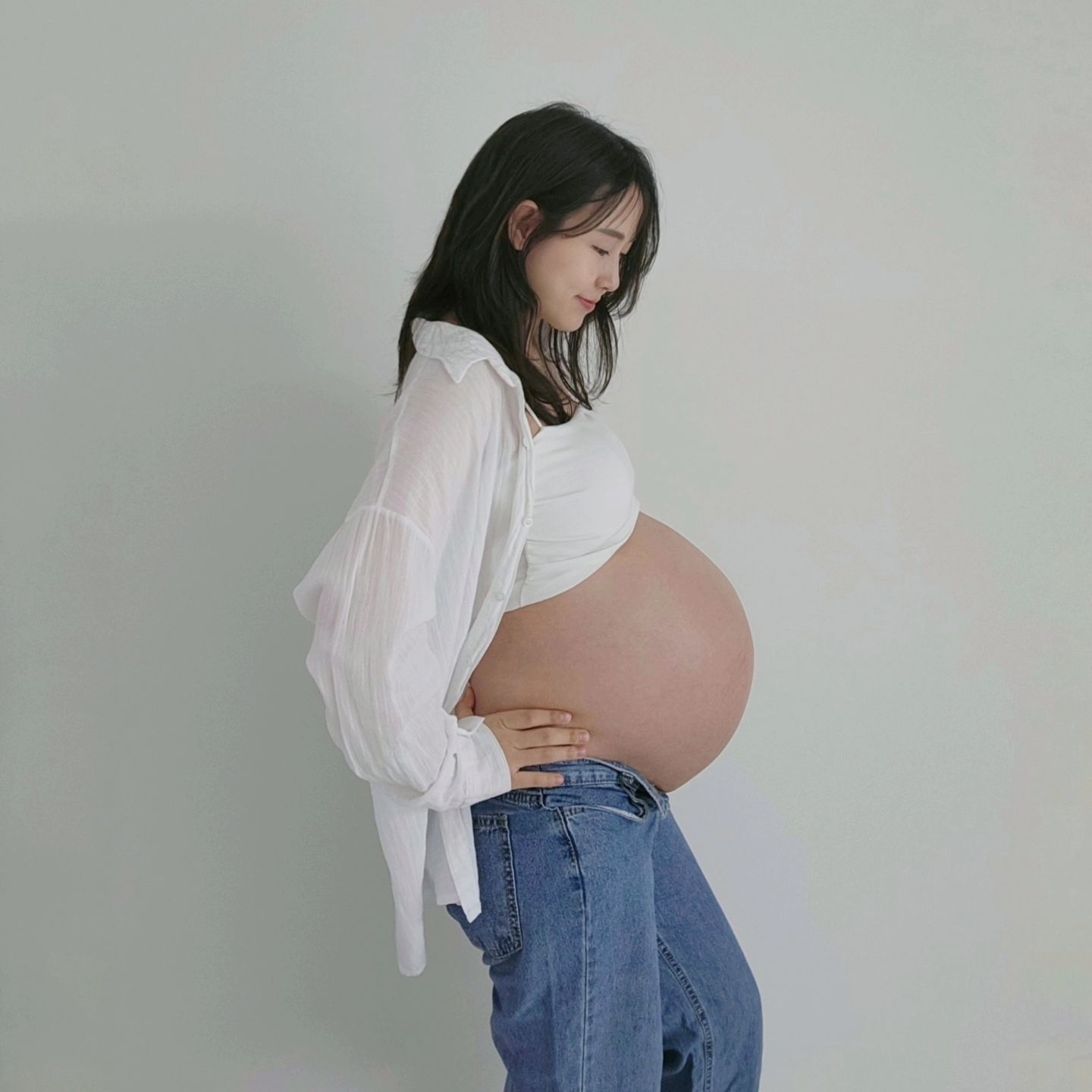 쌍둥이임신 #35주 4일차🤍

오늘로 출산일까지 9일 남았어요~~~~~
너무 힘들어서 하루하루 디데이 세면서도
방 뺄 생각하면 이상하게 아쉬워요🥲

무슨 느낌이죠????🤣🤣
품안에 품고 있는 이 느낌이 너무 소중하기도 하고
ㅋㅋㅋㅋㅋㅋㅋㅋㅋㅋㅋ 이제 진짜 육아의 세계가 코앞이네요❤️

우리 알콩이👶 달콩이👶는
2키로도 훌쩍 넘어 둘이 무게가 합쳐서 5키로 돌파했어요 ㅎㅎ
10일만에 거의 400-500g씩 컸더라구요 ㅎㅎ
확실히 막달에는 쑥쑥 크나봐요:)

제 몸은 아주 힘들지만,
아가들은 다행히 건강하게 잘 자라주고 있는듯 합니다😍

오늘 제가 있는곳은 비가 정말 많이 내리는데
다들 빗길 조심하세용🫶