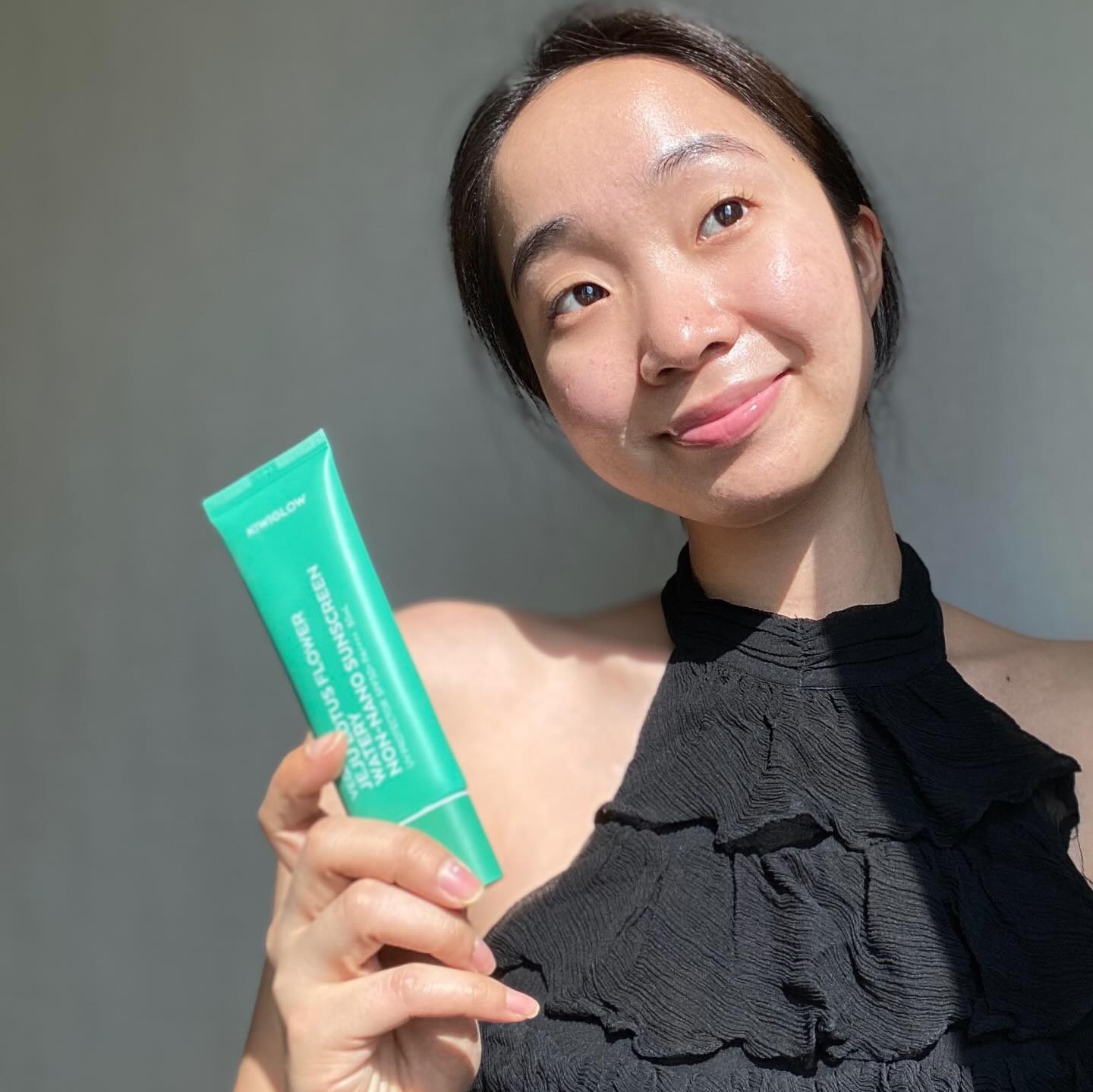 wasn’t always the easiest thing, but starting to love my skin naturally
-
🌟자연스러운 톤업 선크림
🌟백탁 현상 노!
🌟끼임 현상 노!
🌟뽀송뽀송한 느낌!
🌟비건 화장품❤️

백탁이 심하지 않고 자연스럽게 톤업되는 느낌이에요! 부드럽게 로션처럼 발리고 흰색 끼임 현상이 없어요. 그리고 바르고 나서 약간 프라이머 바른 것처럼 피뷰가 뽀송뽀송한 느낌이에요. 근데 진짜 신기하게 건조한 느낌은 많이 없고 제가 원래 속건조인데 얼굴 기름이 많이 나와서 기름 종이를 달고 사는데 이 선쿠림을 쓰면 기름종이를 안 써도 돼요!! 
🌟키위글로우 세럼과 함께 사용해주면 촉촉함 더 유지되어요!

#제품제공 #키위글로우 #비건화장품 #2024 #키위글로우서포터즈 #앱터릭스1기 #선크림 #무기자차 #비건선크림 #비건무기자차 #저자극선크림 #번들거림없는 #워터리선크림 #리프세이프 #ambassador #brandambassador #ad #advertising #vegantoner #vegancosmetics #acne