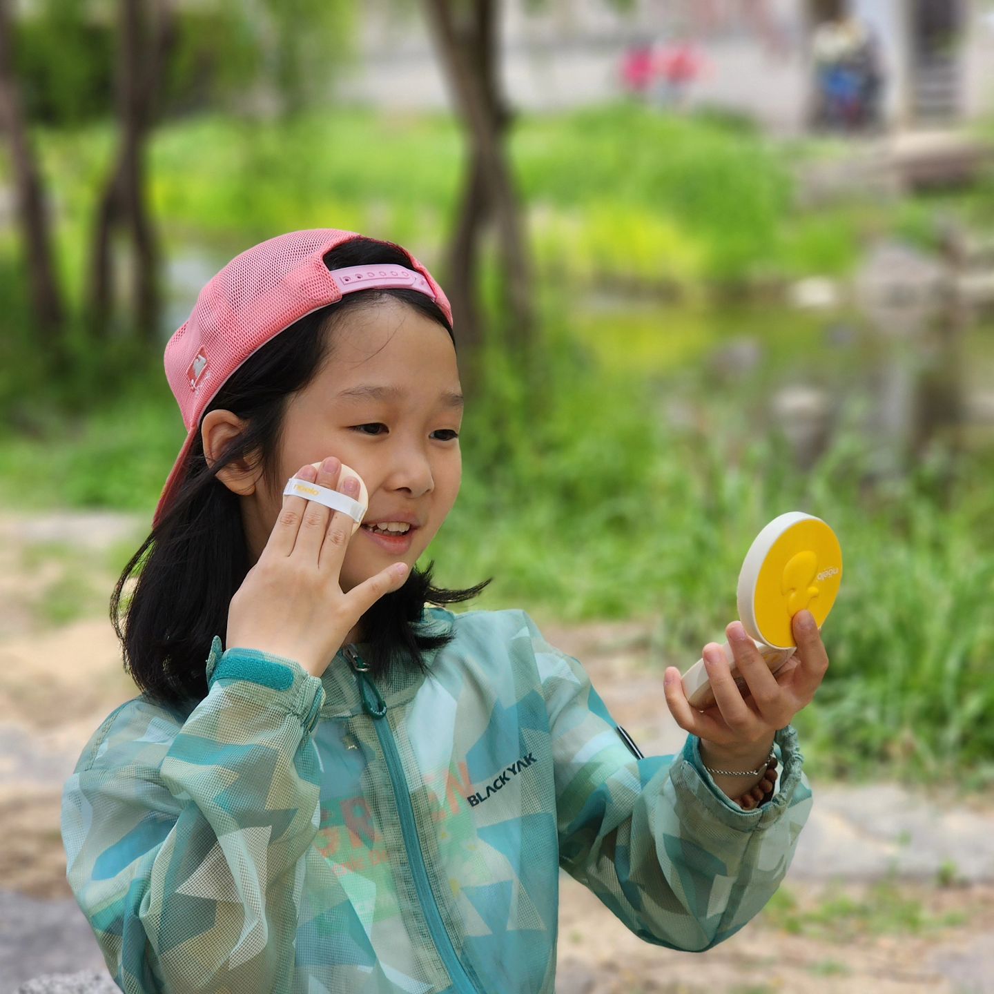 ⠀
#협찬 noelohills_offcial
⠀
🌞 햇빛이 많이 뜨거워졌어요! 자외선지수도 높아졌구요 피부를 보호하기 위해서 선쿠션 사용하고 있는데
가볍게 발리고 피부장벽을 보호해주는 노엘로힐스 선쿠션이에요!
촉촉한 수분감과 보송한 사용감으로 아이가 편하게 사용하는데요 혼자서도 톡톡~ 간편하게 바를 수 있답니다 케이스에 노랑노랑 오리가 있어서 귀엽다고 난리!
바쁜 아침이지만 혼자서도 쿠션 톡톡~ 꼼꼼하게 바르는게 귀엽네요ㅋㅋ
올여름 우리 별이 피부는 무기자차 성분의 노엘로힐스 선쿠션으로 지킵니다💪
⠀
⠀
⠀
#순한선쿠션 #얇게발림 #가벼운발림 #100%무기자차 #자외선완벽차단 #촉촉한선쿠션 #보송한선쿠션 #아기도쓰는안전한선쿠션 #아기피부보호 #예쁜케이스