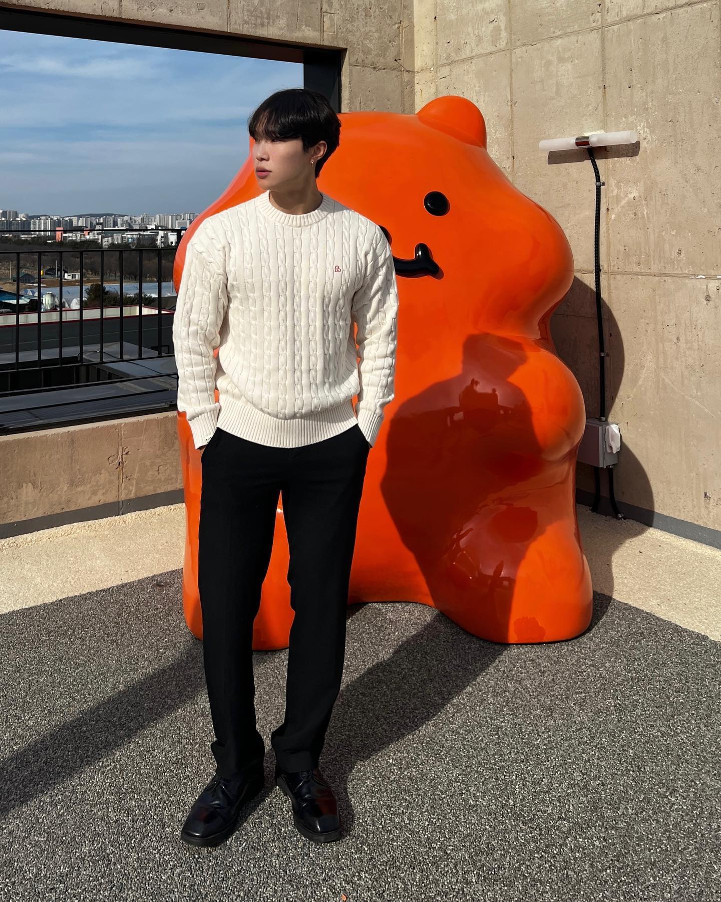 프락셀과 쥬베룩으로 강제로 사진을 못찍은것에 대하여,,

 이번에 소개해드릴 제품은 클래식 코튼 라운드넥 니트입니다🖤

깔끔한 라운드넥과 조그마난 로고가 너무나 이쁘죠🤭 캐주얼한 니트가 필요하신분들은 구경가시죠🏃

lengagement_official 
#lengagement #랑가주망#니트
#니트코디#남친룩#니트추천