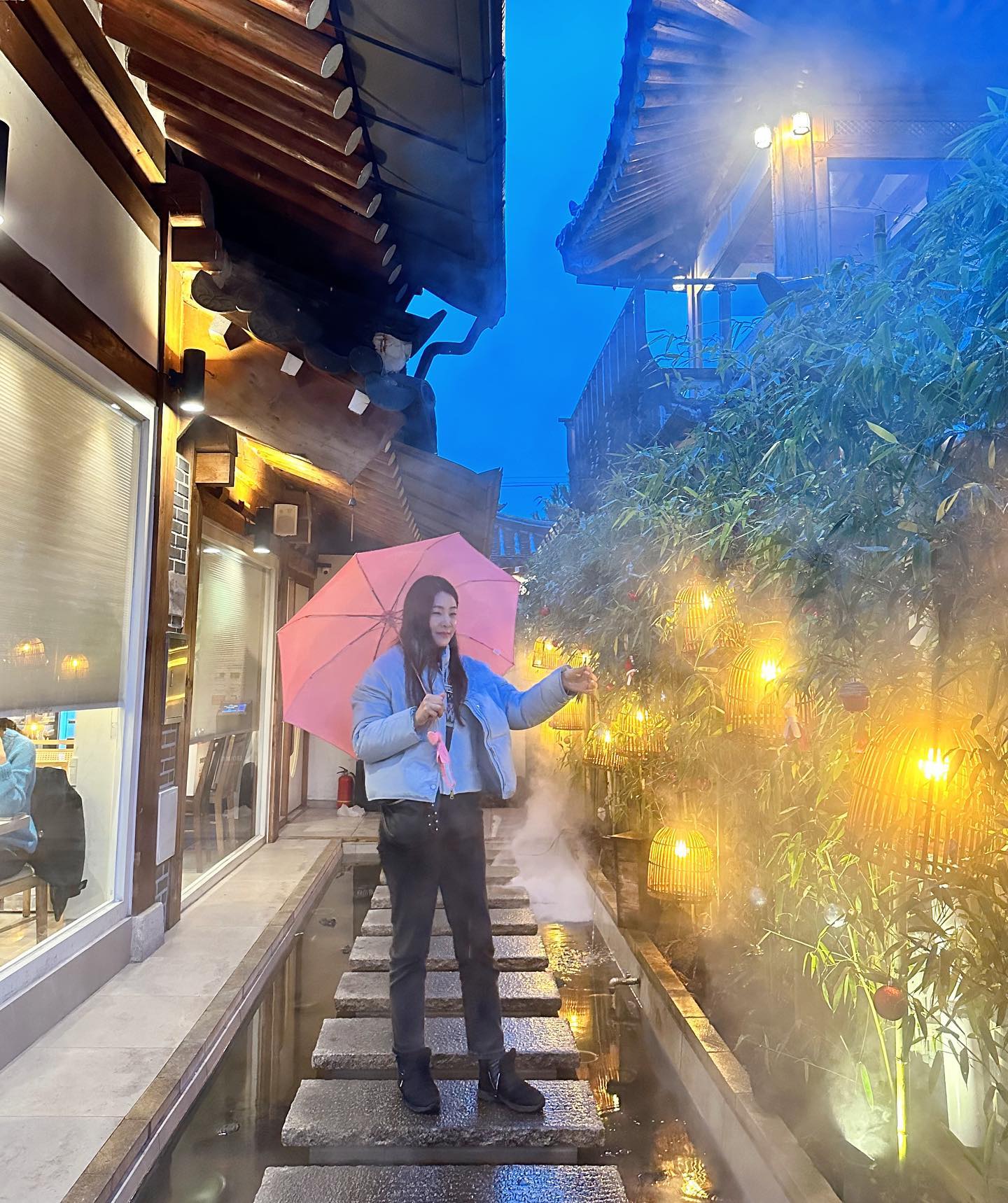 경주여행 맛집 다녀옴✌️
신라제면 황리단길 맛집 유명해서 웨이팅 엄청나다고 해서 
브레이크타임 지나 5:30쯤 가니 조금 여유롭게 입장가능했어요!
신라제면 홀까지 들어가는 연못은 한옥과 어울어져
분위기도 좋고 제대로 포토존이니까 사진 꼭 찍어줘야됩니다!
음식은 왜 경주여행가면 사람들이 웨이팅해서라도
먹는지가 이해되는 맛이에요! 
근데 요즘에 경주여행 부산에서 한시간 밖에 안 걸려서 진짜 너무 좋음!

#경주여행#경주#경주맛집#황리단길#경주맛집#국내여행#여행스타그램 #여행중#경주핫플#경주가볼만한곳 #경주황리단길맛집추천 #황리단길맛집#아는언니홍지#부산언니#여행#travel #korea