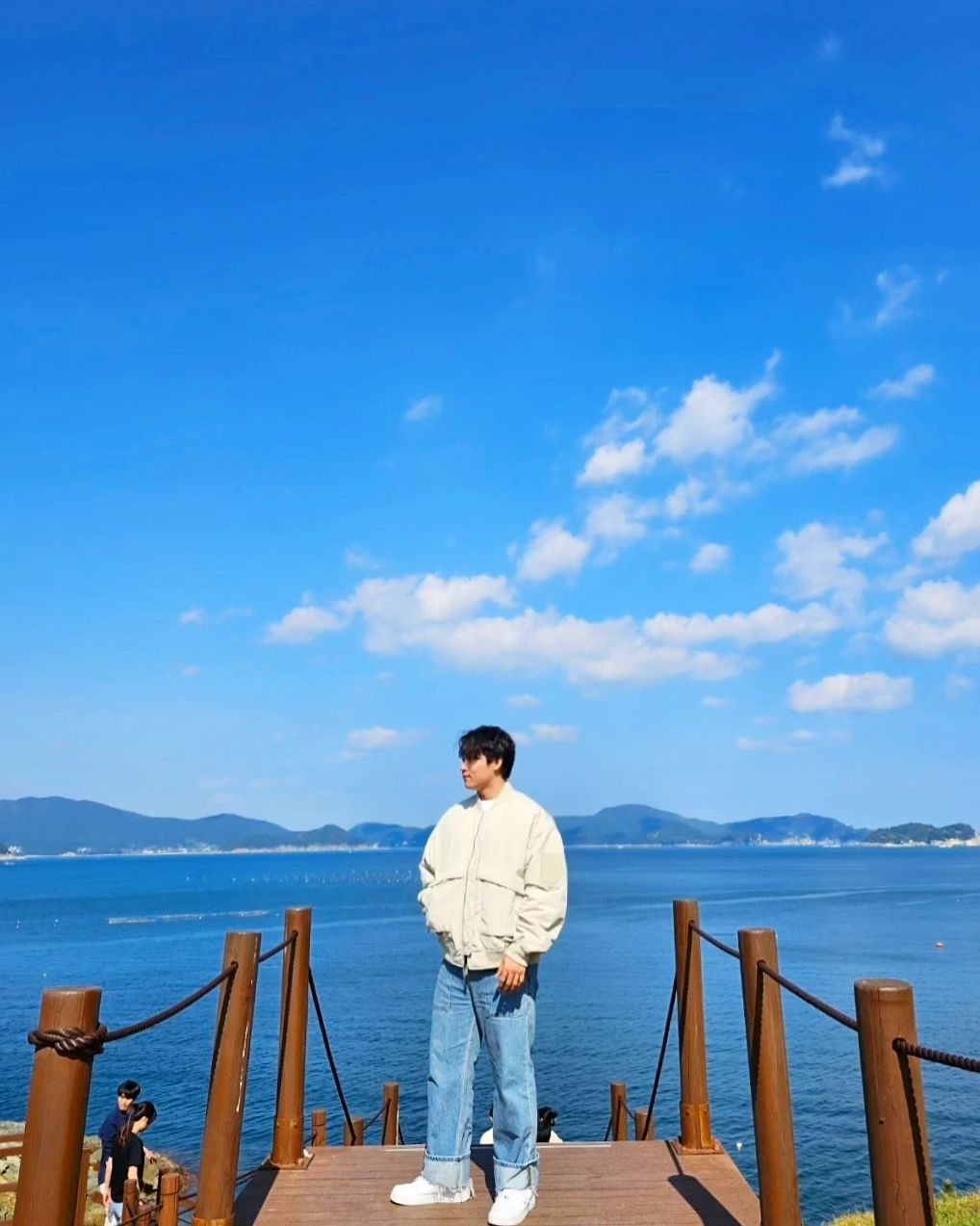 새로운 시작, 바람쐬러
.
.
.
.
.
아우터 : code_graphy 
상의 : shaka_wear 
하의 : 제로
신발 : nike