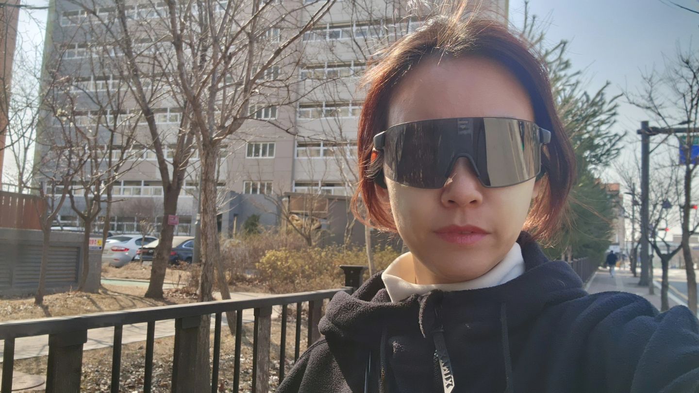 길걷는데 너무 눈물이나서.. 😭
사연있는 여자처럼 계속 눈물닦다가..닦다가
안과를 갔는데 눈물샘이 막히진 않았고ㅋㅋㅋ
눈이 약해서 그런다고 별 방법은 없고
고글형 안경을 끼라고..... ㅋㅋㅋ
어쩐지...김뽀님 공구할때 이게 땡기더라니🤣
두컬러중 겁나게 고민하다 블랙샀는데
이벤트 당첨되서 😍 갖고싶던 컬러까지 겟👍

울기싫어서.. 끼고다니는거니까
동네에서 보면 놀리지 않기 약속♡

#사연있는여자 #울지않기 #WTD
#민서가오토바이디게잘타게생겼데🤣