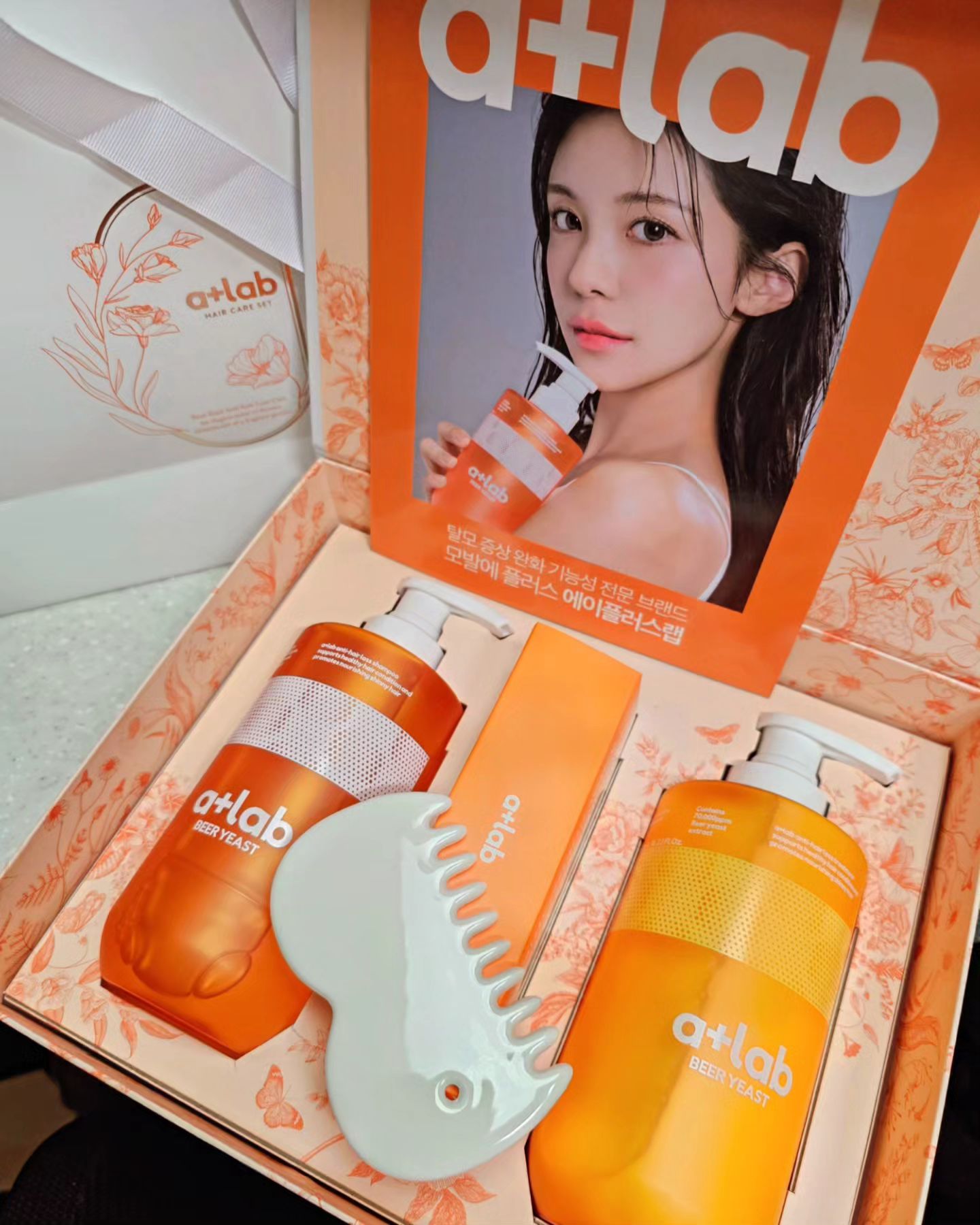 맥주효모가 그렇게 탈모에 좋다던데👀... 찐 맥주효모 프리미엄라인 등장!💁🏻‍♀️ 맥주효모 추출물과 비오틴 듬뿍으로 모발과 두피를 케어하는 탈모샴푸 에이플러스랩~! 🫧
패키지 퀄리티 미쳤구 너무 고급스럽다 🫢❣️
같이 들어있는 두피괄사로는 라운드부분으로 승모근까지 케어가능한 
와...🥹👍🏻 소리 절로나오는 시원함이에요!!

#제품협찬 #에이플러스랩 #맥주효모샴푸 #이다혜샴푸