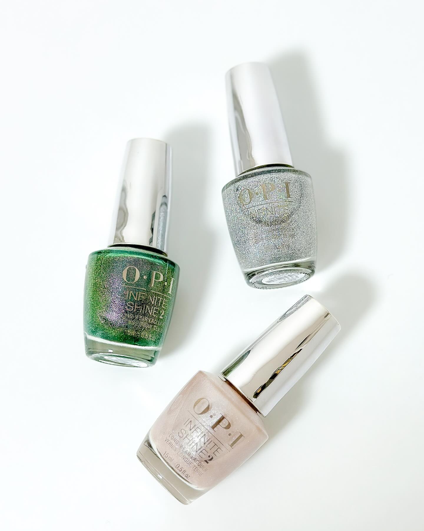 #제품제공 #opi #인피니트샤인2 opikorea 

오랫동안 사랑받고 있는 opi 매니큐어를 가지고 와봤어요.
이번에 새로나온 컬러 3가지를 가지고 소개해드릴려고 하는데요.

✔️Cancer-tainly Shine
✔️Gemini and I
✔️Feelin’ Caprincorn-y

빅 조디아 에너지 컬렉션으로 나 온 뉴 컬러랍니다.

지구, 공기, 불, 물 그리고 별자리가 주는 에너지를 표현해 낸 opi의 2023 컬렉션으로 홀 로 그램 이펙트가 잇는 12가지 매혹적인 컬러 중 3가지로 믿을 수 없는 깊이의 보석빛 광채, 현대적인 펄 컬러를 느껴보실 수 있어요.

젤네일 같은 유리알 광택과 더블 하이그로시 표현이 가능한 opi 인피니트 샤인2 는 벗겨짐 없이 오래오래 최대 11일 동안 유지가 가능하고 더 없이 선명한 컬러감과 발색력 그리고 입자가 고와 혼자 바르기 쉽답니다!

붓자국 없이 가볍고 얇개 밀착 되어 찍힘 걱정 없이 퀵 드라이가 가능해 사용감이 너무 좋아요.

베이스코트와 탑코트를 발라주면 더욱 더 오래 유지할 수 있고 광택감이 살아나니 얼마 남지 않은 2023년은 opi 인피니트 샤인2와 함께 해보세요! 크리스마스 컬러로 딱이랍니다!

#opi #빅조디악에너지컬렉션 #opi네일 #네일컬러 #셀프네일 #네일아트 #fw네일 #opibiczodiacenergy