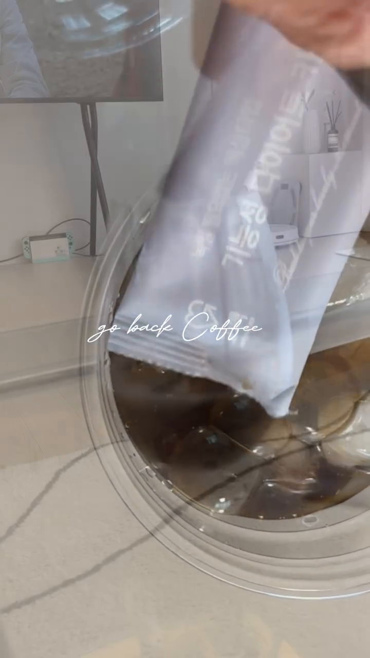☕점심 먹고나면 꼭 챙겨먹는 고백커피☕

매일 마시는 커피 , 한잔만 바꿔서 드셔보세요
작은습관이 큰변화를 일으킨다는거 ✨

성분이 넘사벽인 고백커피☕
한포에 효소+유산균+MCT오일 에
맛도 부드러운게... 정말 호불호없이 맛있다고
극찬하는 맛!!! 🔖

📍커피값도 아끼고 체지방은 감소하고
당걱정 카페인에 예민하신분들 걱정❌

🔖☕우리 고백커피 스펙쫘악 보고  맘편히 드세요❤ ️

고백커피에 들어있는 콜레우스포스콜린 성분!
오래전부터 천식 치료 및 기타 여러 질병에
민간요법으로 사용되어 왔지만
최근에는 체중 감량보충제로 핫해져
다이어트 보조제로 많이 나오고 있어요!

✅️ 체지방 감소
체내 효소를 활성화하고 지방이 에너지를 쓸 수 있도록
유도하여 지방연소를 돕는 촉매제 역활

✅️기초 대사량 상승
지방을 에너지원으로 사용하여 기초대사량을 높여
지방감소에 도움!

✅️중성지방분해 촉진
지방을 태워 없애주는 콜레우스포스콜린

✅️근육량 증가
내장지방이 있는 사람들이 콜레우스포스콜린을
12주정도 섭취 후 측정 결과!
체지방이 감소하였고 근육인 제지방량은 상승!

보통 커피 카페인이 75~150 이라면
고백커피는 한포에 15밖에 안들어있으니까
매일 마시는 커피! 
고백커피로 바꿔보세요❤

⚠️2시이전 주문건 당일출고📦
늦지마세용~

#당일출고#캠핑의꽃#커피타임#고백타임
#고백커피#고백하고#살빼고#연애하고#난몰랏🙈
#앤마켓#오세요#체지방감소
