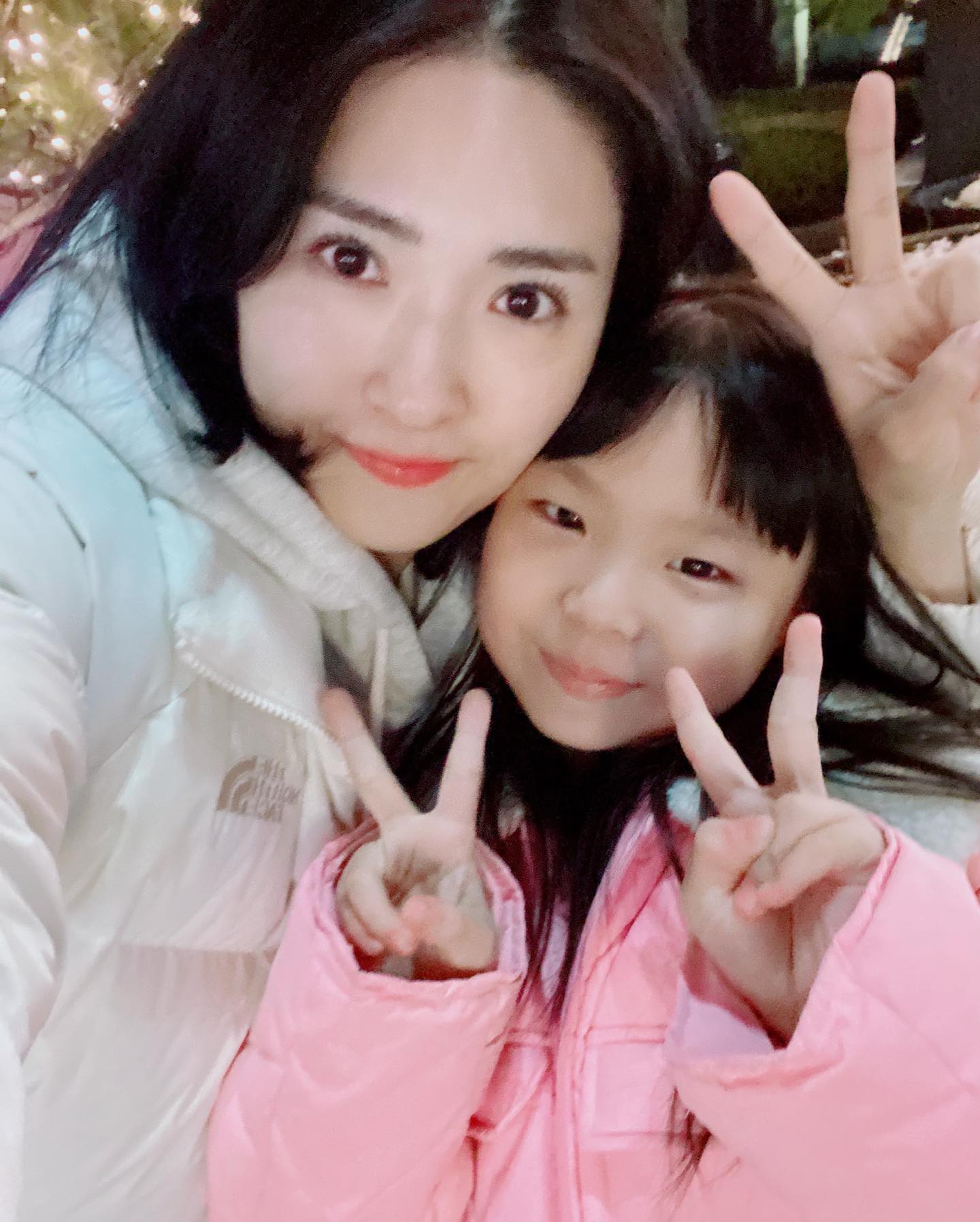 트리 앞에서 쭈아랑 쁘이🎄
따랑해 우리딸❤️❤️❤️
가족들과 함께라 따뜻한 크리스마스🫶🏻

#주아서아네 #네가족 #사랑해❤️ #자매맘 #7살터울자매 #모녀샷 #간만에화장하고 #사진도찍고 #딸바보 #도치맘🦔 #육아맘 #육아일상 #성장기록 #많이컸다울쭈아 #아직도애기같은데 #내베푸❤️ #딸맘 #맘스타그램 #엄마와딸 #멜크🎄