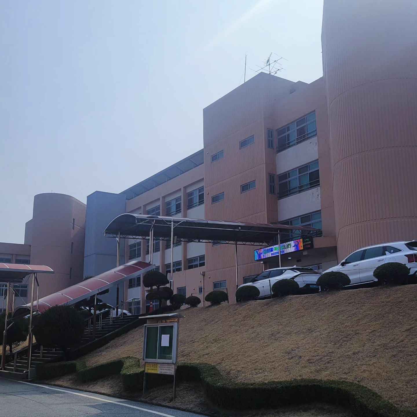 3.4. 

둘째 입학식..
부디 잘 부탁한다..
사춘기로 사진도 못 찍게하는..

긴 방학을 끝내고 다른 세계의 전쟁시작!! 

입학식 갔다가 제사음식 준비하다 막내 도복가방 챙겨주고 학원보내고 시장 다녀와 다시 제사음식... 
다 끝내고 나니 아이들 셋 가방에서 꺼내온 한가득 가정통신문.. 😱
세 아이 모두 끝내놓고 나니 3시여~~ 
잠때 놓쳐 한참을 누워있다보니 언제 잠들었을까?

아직도 피곤하네...