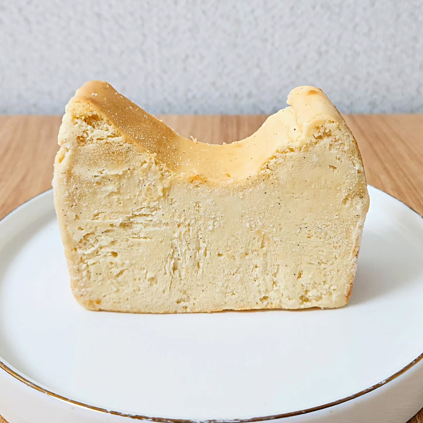 오늘은 코지베이크숍의 💛바닐라치즈케이크💛
cozy.bakeshop #리빵_코지베이크숍

코지베이크숍 신메뉴인 치즈케이크에요! 사실 신메뉴라고 하기엔 조금 지났지만... 그래도 이 정도면 신메뉴인 걸로 해 주세요🤪

#바닐라치즈케이크
요 아이는 논비건 치즈케이크인데요! 바닐라빈이 콕콕 박혀 있는 부드러운 치즈케이크에요🫶

상큼한 요거트st 치즈케이크 느낌이 나는데요! 단맛이 과하지 않고 딱 기분좋은 정도이고, 바닐라향이 진하게 나서 맛있어요🤤 딱 상큼달달 맛있는 치즈케이크의 정석이랄까요?!

엄청 꾸덕꾸덕한 식감은 아니고 바스크치즈케이크처럼 부들부들한 식감이에요! 요 아이는 얼먹하면 살짝 샤베트처럼 서걱한 질감이 있어서, 적당히 해동해서 먹는 거 추천드릴게요😋

코지 치즈케이크는 진짜 나오는 대로 다 먹어보고 있어요! 이번에 새로 나온 황치즈케이크도 주문했는데 얼른 왔으면 좋겠어요🥹🧡