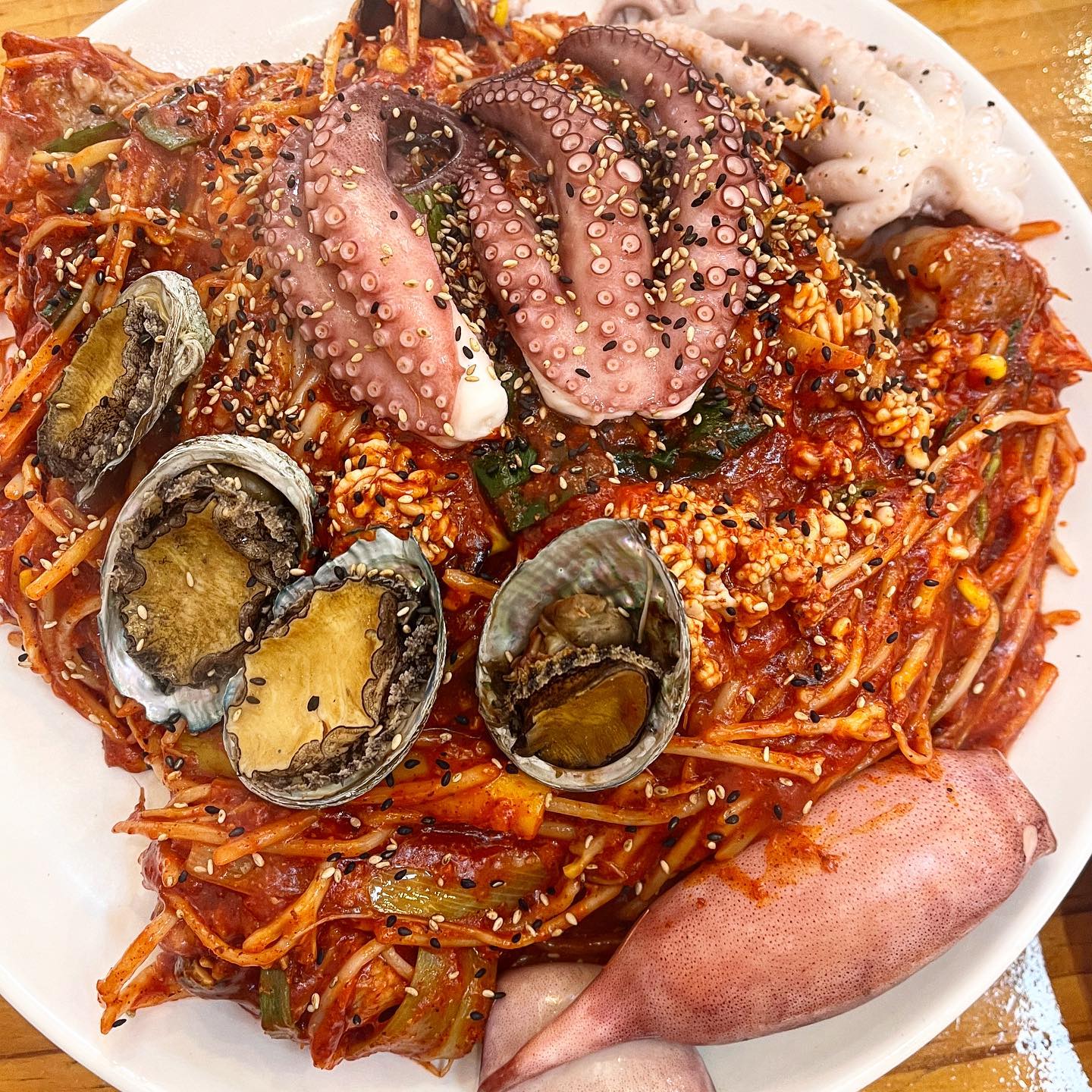 🏠 찜집

📍 서울 광진구 자양번영로 44

💸 해물찜 小 63,000원

💡주차가능

👉🏻 생일을 맞이하여 친구가 맛있는 점심을 사준다기에 오랜만에 찜집의 해물찜이 생각났다! 대기 할까봐 점심시간보다 이르게 찾아갔는데 먹는중에 사람들이 꽉차버렸다. 일찍가길 잘한듯 ! 

찜찝은 해물찜은 물론 아구찜, 낙지찜, 낙지+아구찜, 각종 해산물로 만든 탕까지 해산물로 만들 수 있는 찜과 탕은 모두 갖추고 있었고 사람들이 자주 찾는 몇개의 매뉴는 2인분으로도 따로 판매하고 있어서 효율성이 아주 좋았다~

해물찜은 아쉽게도 2인분이 없어 小를 주문했는데, 4명이서 먹어도 거뜬한 양이었다. 나오자마자 양에 한번 놀라고 한입먹으면 맛에 감격스럽고 👍

해물찜에는 오징어, 낙지, 전복, 조개, 아구가 푸짐하게 들어가있고 콩나물이 한가득 들어있어서 콩나물의 아삭아삭함과 각종해물의 맛이 절묘하게 잘 어울어져 있었다. 먹으면 먹을수록 매콤하니 땡겨~~~~!!!

해물찜 한그릇에 대접받는 느낌이 이런거? 정말 행복한 한끼였고, 손님을 접대하거나 단체 모임에 아주 좋을 것 같은 곳이었다! 
 

#맛집스타그램 #맛스타그램 #맛있다그램 #먹스타그램 #먹방 #술스타그램 #오늘뭐먹지 #야식 #꿀맛 #존맛 #존맛탱 #핵존맛 #먹스타그램 #먹스타 #먹스타맞팔 #먹팔 #먹스타그램맞팔 #먹팔 #먹팔해요 #먹팔환영 #먹팔하면맞팔 #먹팔맞팔 #쏘혀니먹스_구의 #구의맛집 #광진맛집 #자양동맛집 #건대맛집 #찜집 #해물찜 #맞팔 #인친 #인스타
