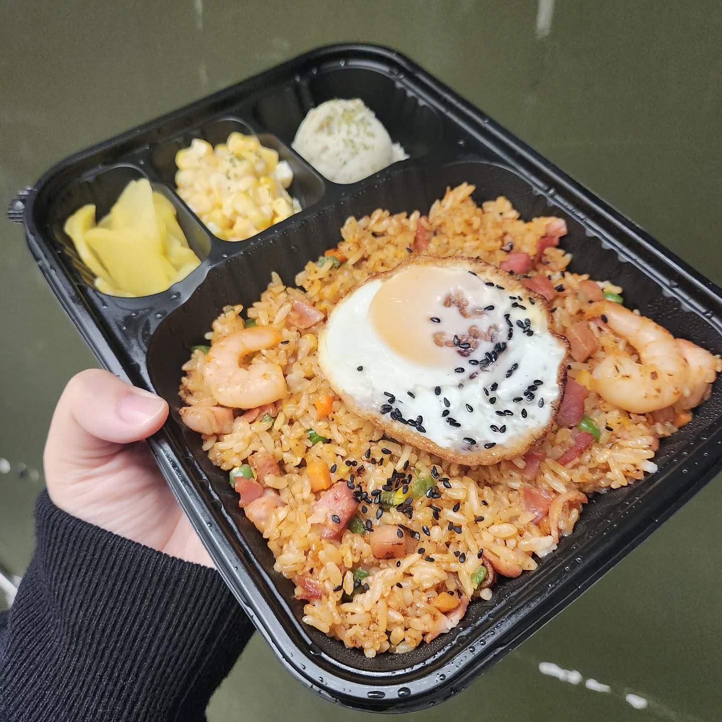 지난번 #청담피자 에서
피자와 함께 먹은 필라프가 맛있었는데~
오늘은 야근을 하게 되서 도시락처럼
포장해왔는데 먹기 좋더라구요~
전 베이컨새우필라프로 맛있게 한끼 후닥먹고
나머지 일하고 퇴근했지요
이번 주말엔 토핑양이 장난아닌 청담피자
신메뉴 또 주문해서 먹어야지!
.
.
#필라프추천 #필라프 #베이컨새우필라프 #토핑폭탄청담피자 #경기피자맛집 #피자추천