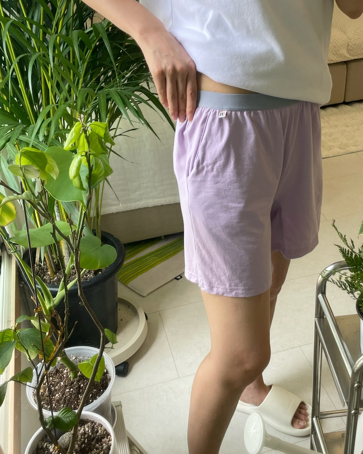 #협찬 #한나패드
이렇게 무더운날은 더더욱 통풍이 중요하죠! 저는 아토피가 있어서 되도록 집에서는 붙는 소재는 착용하지않고 대부분 면소재를 사용하려고 하는데요!
남자팬티도, 면 반바지도 입기도 하는데 약간찝찝한 마음이 생겨서 또 손이 안가더라구요😨

너무 마음에드는 여자트렁크 속옷발견!
100% 유기농 순면 패드라 별도 이너 속옷 착용하지 않고 트렁크 한 장만 입어도 되고, 피부 닿는 흡수 패드 부분 분리형 구조로 생리대 탈부착도 가능 여기에 주머니까지 있어 실용성마저 챙겨주는 완전 내서터일 여자트렁크에요👍

신축성, 통기성, 기능성 모두 갖춘 라이너플러스 여성트렁크 편안함, 쪼임없는 이너로 홈웨어로 강력 추천! 간편히 집앞 나갈때 착용도 가능😁

+한사이즈업 해서 착용해도 좋아요💚

thebrandhannah_korea

#한나패드 #라이너플러스트렁크 #여성트렁크 #트렁크 #속옷선물 #여자친구선물 #여성팬티 #홈웨어 #잠옷 #잠옷반바지 #바지잠옷 #여자트렁크반바지 #여자파자마