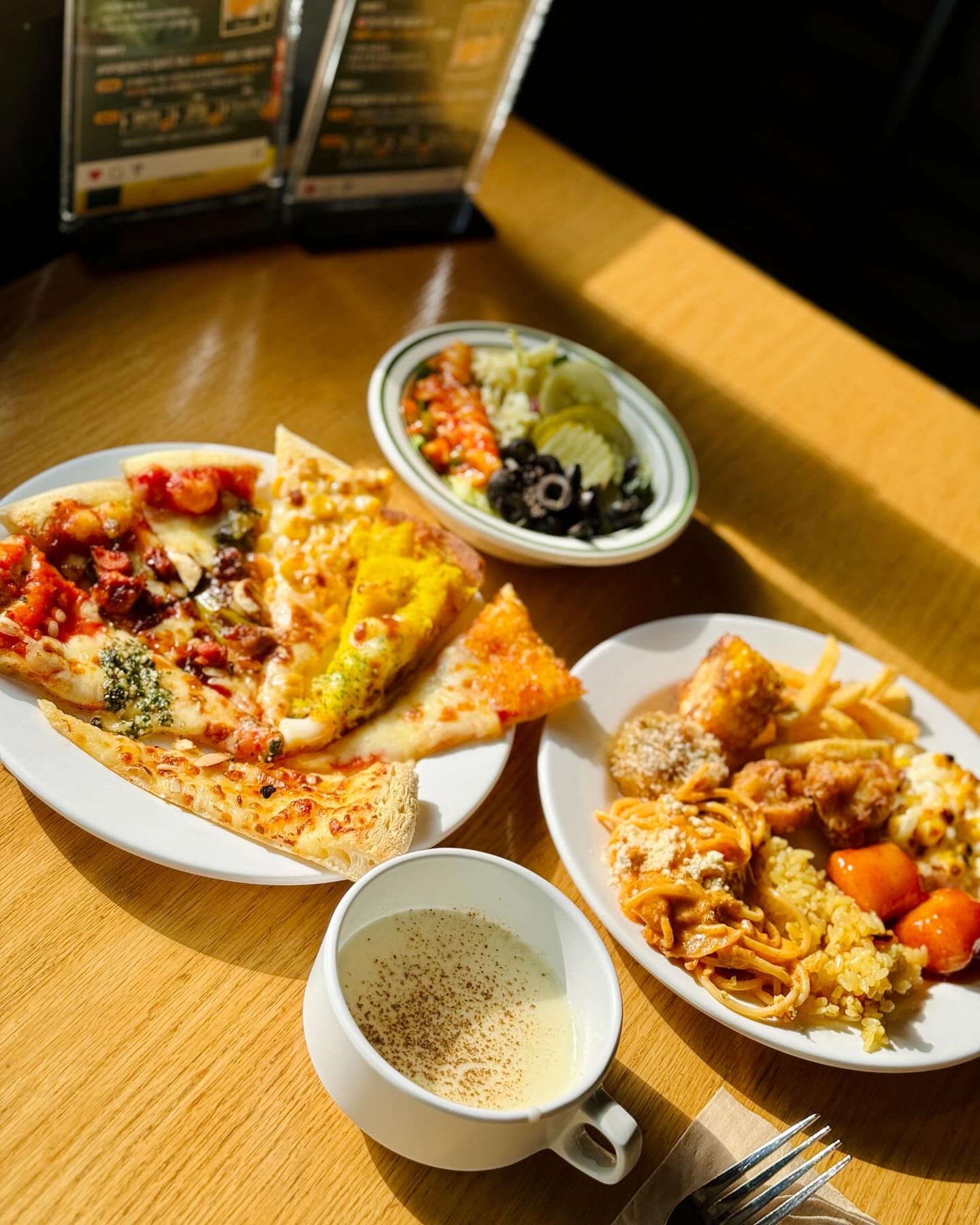 #협찬 #가성비피자 #피자몰 #피자맛집
.
.
친구랑 만나기 좋은 #부천소풍 
쇼핑하고 맛집이 많아서 좋아요
#피자몰 에서 피자를 먹었는데 
늦게 왔음 웨이팅 간당간당 ~ 운 좋게 후딱 입장

또 급흥문~ 모부터 먹을까나요? ㅋ

피자몰에서 이번에 아메리칸 가을캠핑컨셉으로
디너 주말에만 제공되는 미국식 피자~ 
텍사스BBQ,갈릭브레드피자,LA핫치킨

🍕뿐만아니라
로제파스타, 프레시홍합스튜, 그릴하바나콘
역시나 다양한 메뉴들이 있더라구요

먼저 피자 종류별로 가득 담아서! 클리어
치즈가루를 뿌리니JMT 너무 맛있었어요

디저트, 과일, 와플 🧇
군옥수수아이스크림
오로라케이크, 마시멜로우브라우니까지
완벽한 마무리 👏👏👏

피자가 땡기는 날 피자몰 추천드려요

#피자몰뉴코아부천점 #상동맛집 #뉴코아부천맛집 #피자뷔페 #샐러드바 #미국식피자