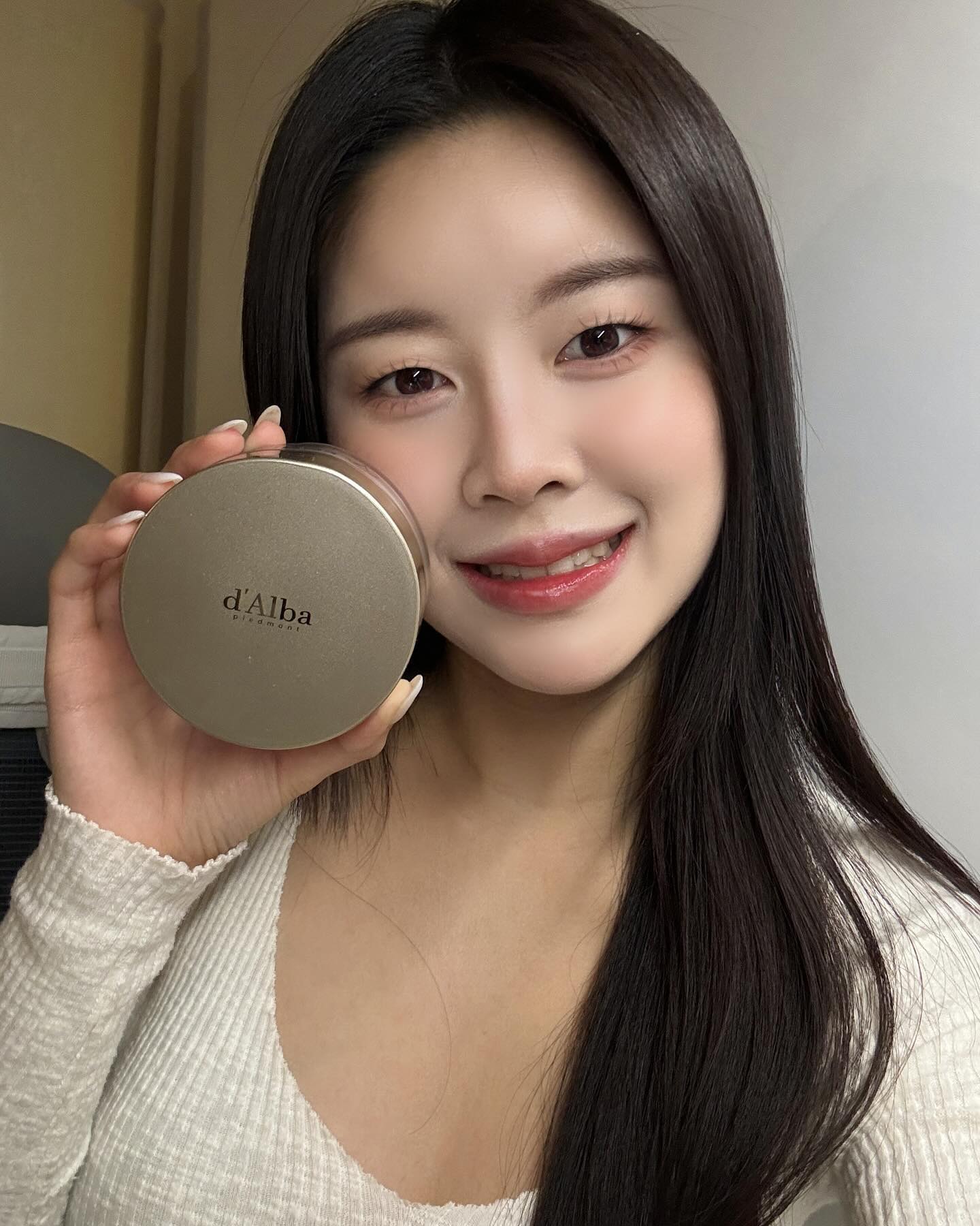 #제품협찬

저는 피부관리가 자기 관리의 시작이라고 생각해요🧏🏻‍♀️
실제로 하루에 5분 이상 저녁루틴에 피부관리를 넣을만큼 
스킨케어에 진심인데요!

까다로운 이탈리아 비건 V라벨을 인증받은 
달바 화이트트러플 올인원 더블크림을 소개해보려고 합니다🧴

보습광채와 영양탄력 두가지가 따로 들어있는 듀얼 크림으로 
더 효과적으로 4D광채 탄력을 만들어줘요.
피부 상태에 따라 내 마음대로 비율을 
커스터마이징 할 수 있는 크림이랍니다.

모공 사이즈의 250분의 1로 유효성분 흡수력을 올렸다고 해요.
그래서 실제로 피부에 발랐을 때 흡수력이 다른 크림들에 비해 정말 빨랐답니다.

비건 수분크림이라서 더 좋은 #달바반반크림 추천드려요💛🤍

#달바올인원더블크림 #달바크림 #달바올인원크림 #달바더블크림