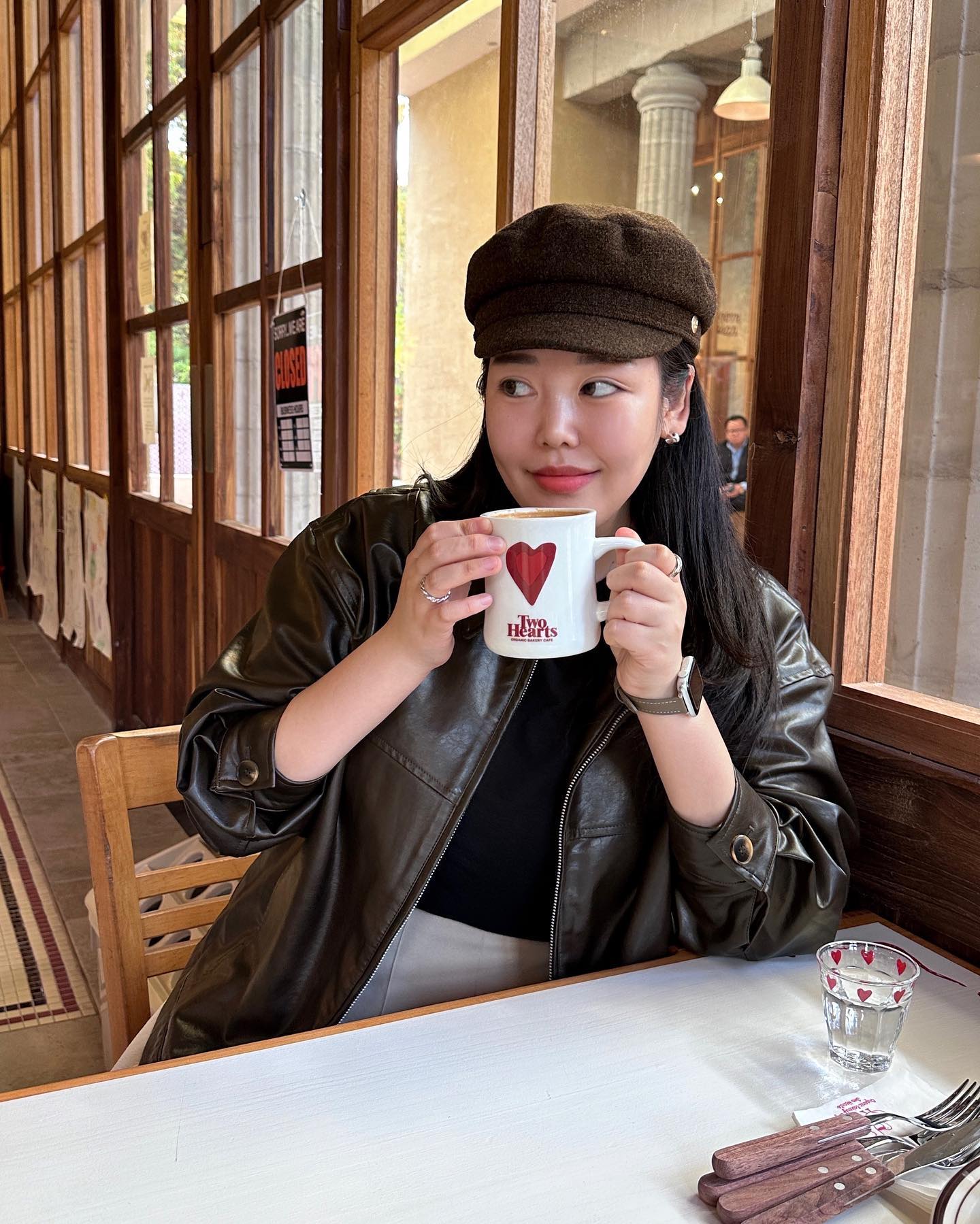 의정부에 생긴 파리 느낌 대형카페🇫🇷
양쪽 두건물이 가운데 통로로 이어져있고,
곳곳에 포토존으로 가득한 공간❣️

깔끔하면서도 빈티지하게 꾸며진 투하츠 베이커리 ♥️
주차하기도 편해서 초보운전도 좋았어요 🚘

오가닉 베이커리도 한가득이니
더 핫플되기 전에 꼭 다녀오기~ 
#의정부카페 #서울근교카페

📍 #의정부 #투하츠베이커리
🏷 twohearts_bakery
 ✔️경기 의정부시 호국로 1800
 ✔️10:00~22:00, 휴무일 없음
 ✔️주차O🐾 반려동물 동반O
