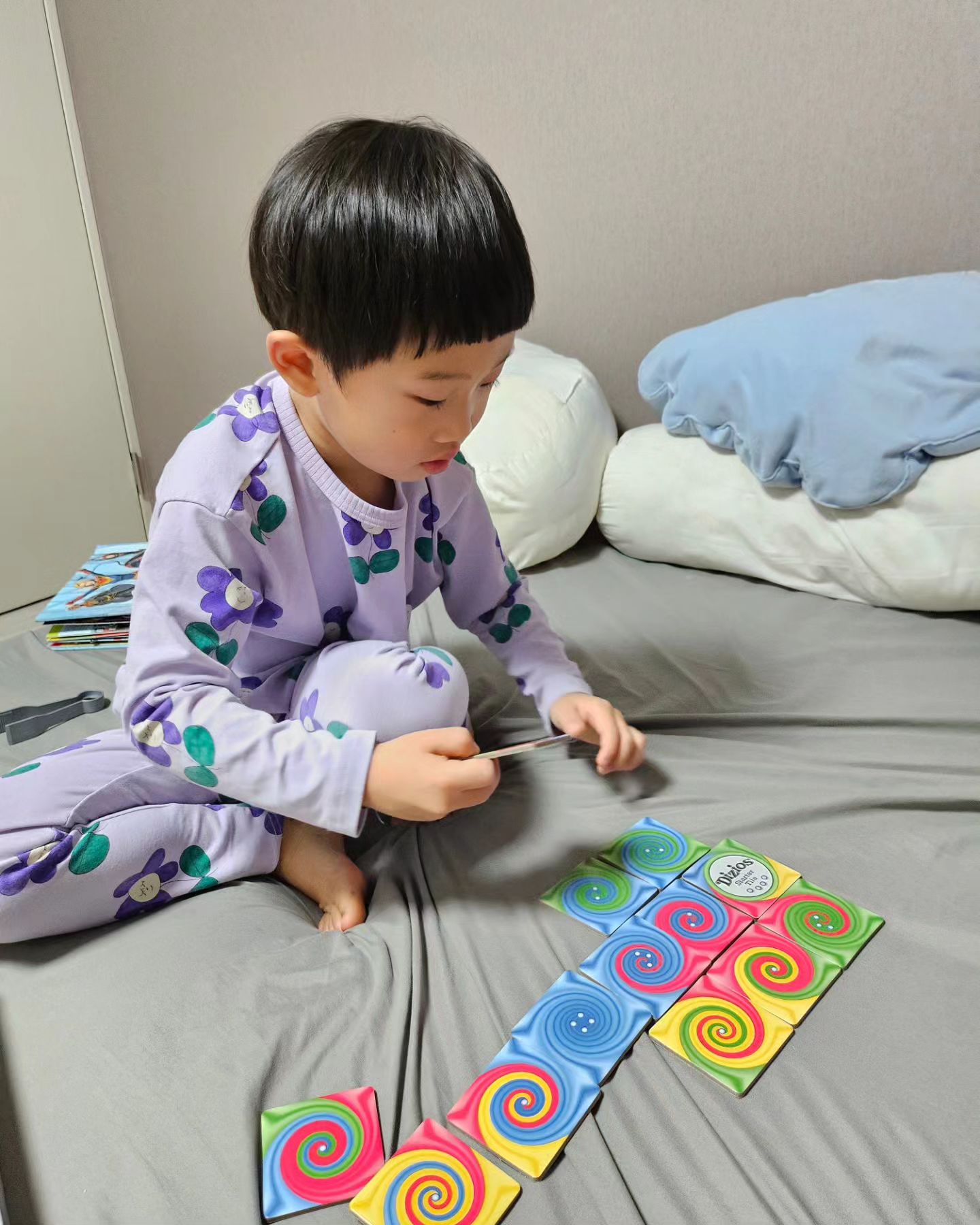 #협찬 
단순한 색깔맞추기가 아닌 
생각하고 돌려가며 맞춰야해서 
더 많은 생각과 집중을 필요로하는 
디지오스 보드게임
게임을 하면거 
두뇌발달과 사고력까지 키워지게 된걸 보니 
멘사테스트 선정이유를 알겠더라고요
워크북이 있어서 게임전에 풀면 이해도 쏙쏙 
색깔도 알록달록해서 시각적인 효과도 참 좋아요

gonggan27_toy 

#공27#디지오스#어린이보드게임#보드게임#보드게임추천#유아두뇌발달#두뇌발달#게임