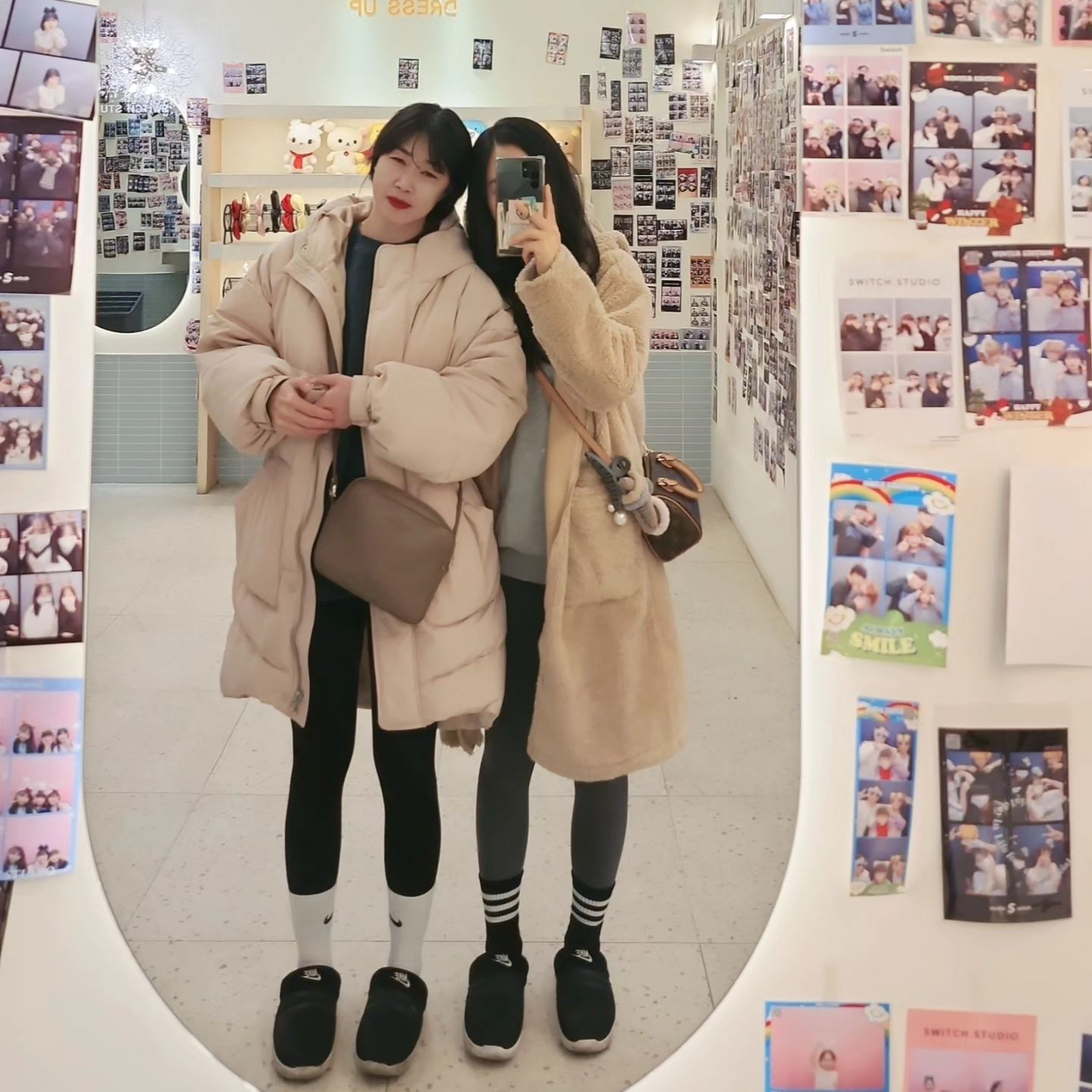 퇴근후 급야식.
어쩌다 또 시밀러룩😂🤣

어쩜 이렇게 자꾸 똑같애..?
여름엔 흰 브이넥 면티에 오부 연청 맞추어서 깜놀~

이번엔 또 머선일이야.

춥찔이들 막창한번 먹어보겠다고..
또 만나면 지방이를 얻는사이인 우리.

신발까지 똑같애서는..😝
한겨울엔 모자까지 똑같을 것 같애..

#친친 #시밀러룩 #밤샘 #불면증 #할일이태산인것같은느낌적인느낌 #막창데이 #춥찔이 #겨울찌질이
