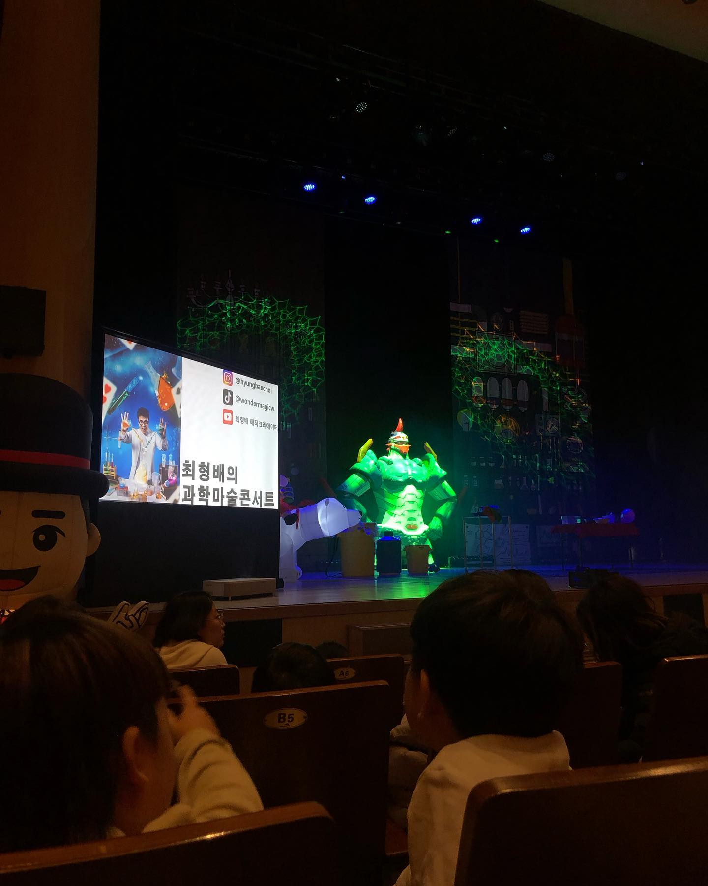 #협찬

과학과 합쳐진 재미났던 마술공연!
의심하는 아이들 사이에서 놀라운 마술을 보여주신 최형배 마술사님 짱!
시즌1이라고 하는데 시즌2도 기대되는 공연!
아이도 좋아해서 즐거웠던 시간👍

#광고 #가족공연추천 #마술콘서트 #연말가족공연 #마술사 #마술공연 #과학콘서트 #과천공연 #과천어린이공연