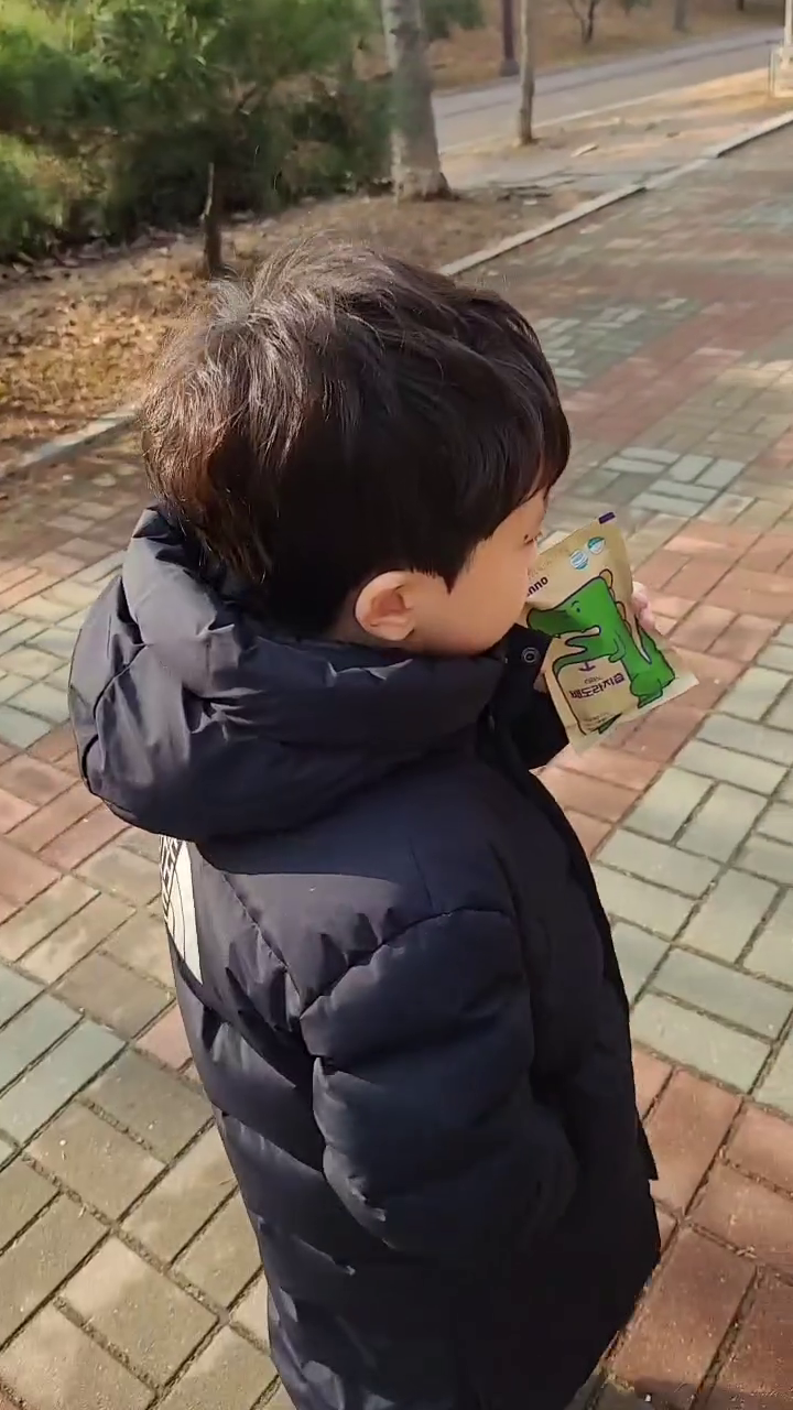 예비초딩 준이는 학교 가는게 쑥쓰럽습니다☺️
코앞 학교지만 길 알려주기!

우리아이들 새학기되기전에 배도라지즙 챙겨주세요
매일매일 꾸준히 먹은아이들은 기관지가 달라요!

☑️국내산 3년근 유기농약도라지 사용
☑️국내산 특등급 나주배 사용
☑️통으로 전부 넣어 NFC착즙
☑️물한방울 넣지않은 제품
☑️아이들이 좋아하는 공룡패키지

1박스 30포 2박스부터 무료배송
프로필링크에서 구매가능해요
.
.
.
#예비소집일 
#예비초등 #새학기준비 #배도라지즙추천
