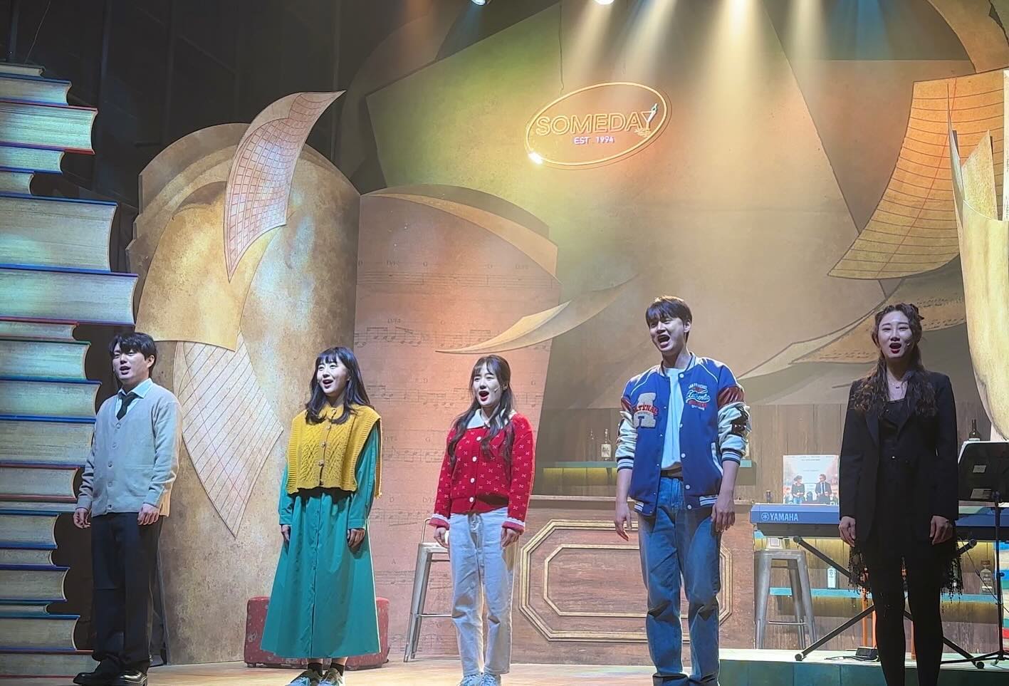 예전에 지인 추천으로 연극을 보러갔다가 어색한 연기에 잔뜩 실망한 후로 따로 연극을 보러 다닌 적이 없었는데요🥲

이번에 좋은 기회가 생겨서 친구들이랑 혜화에서 뮤지컬을 보고왔어요❕❕

일단 대학로 평점 1위 공연인 만큼 배우분들 한분한분 실력도 너무 좋았구요❕❕

그리구 너무 예쁘시고 잘생기셔서 더 좋았어요🥰🥰

100분 동안 지루 할 틈도 주지 않는 감초 역할까지 해주시는 배우분도 계셔서 같이 소통하며 박수치며 잘 즐길 수 있었어요👍🏻

연인, 부모님과의 관계, 우정이 포함 된 내용이라 연인이나 친구들, 부모님을 모셔와서 같이 보기에도 너무 좋을 것 같아서 추천 또 추천해요😆😆

후반부로 갈수록 눈물샘 자극이라 F이신 분들 휴지 챙겨 가세욤!

전 부모님 생각에 눈물 그렁그렁 했거든요🥹🥹

같이 간 친구들도 무대도 예쁘고 공연이 너무 재밌어서 만족스럽다고 또 보고싶다고 할 정도였어요👏🏻👏🏻

추운 겨울 감성 가득한 대학로에서 따뜻함을 안겨주는 썸데이와 함께 해보시는 건 어떠실까요❤️

예매링크📍https://booking.naver.com/booking/12/bizes/963985/items/5260045

#광고 #썸데이 #썸데이뮤지컬 #대학로뮤지컬추천 #대학로연극추천 #대학로공연추천 #대학로뮤지컬 #혜화공연추천 #혜화연극 #혜화데이트 #부모님과 #대학로데이트