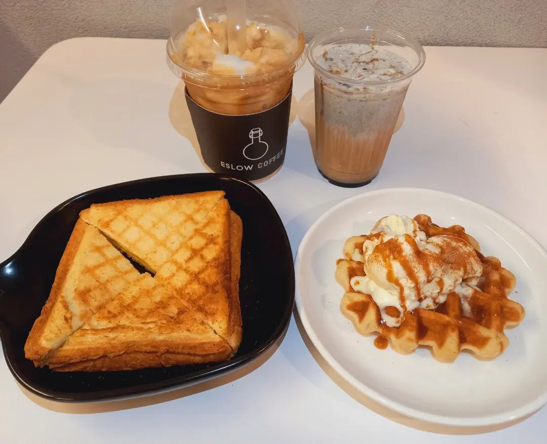 ☕️ 잠실나루역 더치커피 전문 카페 에슬로우 

커피 전메뉴가 더치커피인 에슬로우에 다녀왔어요 

☕️흑임자라떼 
흑임자 크림이 입안에 가득 차면서 고소한 흑임자향이 확 퍼져요 

☕️코코넛 커피 스무디 
코코넛향 은은하고 스무디라 마시고 나면 속이 시원해져서 좋아요

🍞치즈토스트 
빵 담백하고 속은 치즈가 들어있는 깔끔한 토스트에요 

🧇아이스크림와플 
카라멜 시럽이 뿌려져 나와서 달달했어요 

#카페 #에슬로우카페 #잠실나루역카페 #잠실카페추천 #신천동카페 #잠실커피 #송파구커피 #잠실디저트