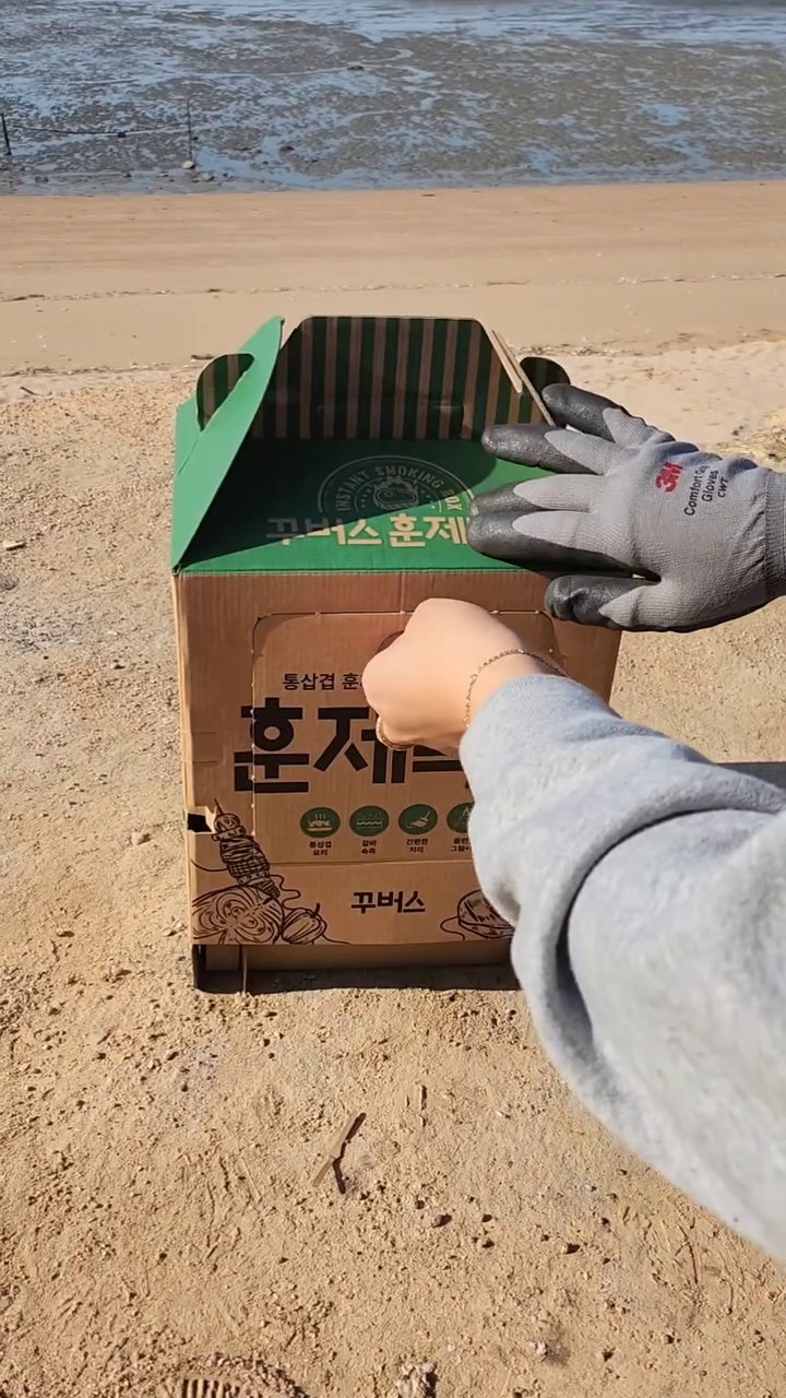 ☆JIJI CAMPING☆
《제품제공》

꾸버스×하코야 콜라보

맛이없을수없는 조합
숯+닭꼬치
말해뭐하겠어요

숯불에 초벌하고 
그리들에 다시 한번 구워
먹었더니 숯불향은 덤
육즙까지 쏵 잡아주고

간편함은 옵션

지지네 오늘도 맛있게 즐겁게
잘 놀다왔습니다😊

#미즈캠
#오가와오너롯지 
#캠핑음식
#훈제박스
#하코야#닭꼬치
#캠핑일상
#가을캠핑

ggubus