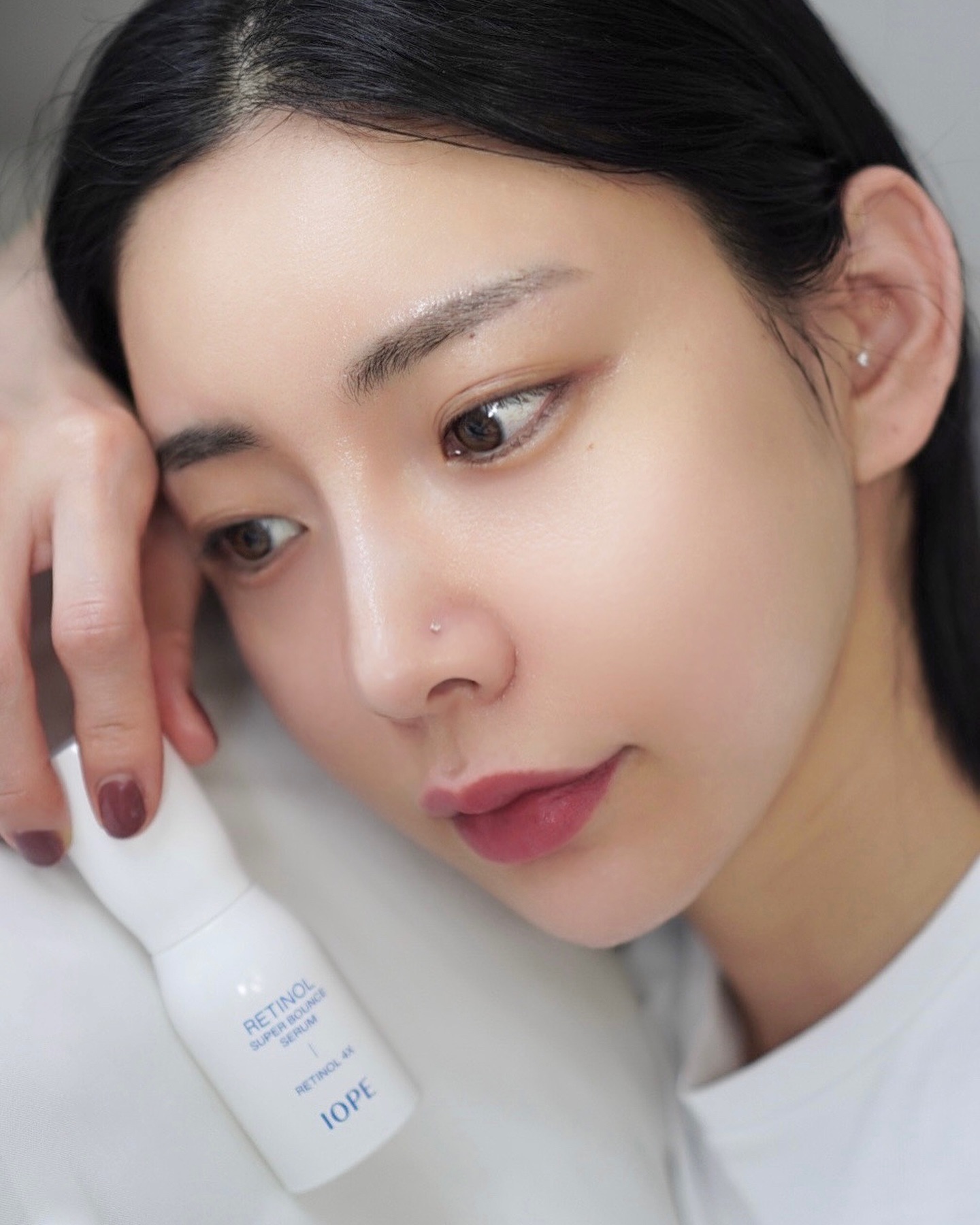 거울을 볼 때마다, 
그리고 공들여서 화장을 했을 때마다 
무너진 화장과 함께 넓어진 모공이 거슬리더라고요. 
탄력이 많이 떨어지면서 모공이 커보이는 것 같아서 
요즘 탄력과 모공 케어 제품을 많이 찾아보고 사용하는 편이에요! 

그러던 중에 ‘아이오페 레티놀 슈퍼 바운스 세럼 기획세트’를 
올영 세일에 풍성한 혜택으로 만날 수 있다는 소식에 
눈이 휘둥그레! 이건 놓치면 안 되겠다는 마음으로 
꾸준히 써보고 소개해봐야겠다는 마음으로 
지금까지 2주간 하루도 빠짐 없이 아침, 저녁으로 발라봤어요! 

먼저, 좋은 정보는 항상 공유하는 거 아시쥬? 
5월 31일부터 6월 6일까지 정가 5만 원에서 
3만 9천 원대의 혜택으로 판매하는데다가, 
스템 3 크림 30ml + 세럼 10ml 추가까지! 
제가 요 세럼 이런 좋은 혜택 진짜 처음 보는 것 같아요. 
여기에 혜자스러운 이 구성은 뭐 말뭐...

아이오페 레티놀 슈퍼 바운스 세럼은 
7일만에 피부탄력 효과가 나타나는 7일효과세럼으로 
탄력과 모공에 고민이 있는 저에게 딱이었어요! 

지금까지 저는 2주 사용했지만 7일간 꾸준히 발랐을 때 느껴진건 
피부 탄력이 확- 달라지는 느낌에 놀랐고, 
정말 신기했던게 피부가 쫀쫀하고 탄탄해진 느낌이 들면서 
넓었던 모공도 어느정도 줄어든 게 느껴졌다는 거!
이게 바로 레티놀 명가 아이오페의 힘인가 싶을 정도였어요. 

겉도는 거 없이 흡수도 정말 빠르고, 
부드러운 발림성에 순하기까지 해서 
데일리 레티놀템으로도 최고라고 생각해요!
피부가 탄탄해져서 메이크업도 전처럼 무너짐 없이 
잘 먹어서 요즘 만나는 사람들마다 
피부 좋아진 것 같다고 해주니 
뭐, 주위에서도 느낄 정도면 저는 어떻겠냐며...

사용감, 마무리감, 효과 뭐하나 흠잡을 거 없이 
기대 이상으로 만족했고 효과가 왜이리 좋을까? 알아보니 
피부 전문가들도 만족하고 추천한 
올영 1등 레티놀*이었다고 하니 뭐 정말 말 다했쥬?

단순히 말로만 1등이 아닌 직접 써보면 
제가 왜이렇게 길게 떠드나 이해가 되실 거예요! 
올영 1등 레티놀은 꼭 올영에서 만나보시길! 
게다가 아이오페 네이버 스토어에는 
레티놀 고수를 위한 고함량 제품인 
‘아이오페 레티놀 엑스퍼트 링클 코렉터’도 있으니 
레티놀 고수분들은 이 제품으로도 만나보셔도 좋을 것 같아요 ෆ

*올리브영몰 에센스 전체 판매 1위 (기간) 23년 9월 18일~24일 1주일간 

#올리브영세일 #올리브영1등레티놀 #올리브영추천템 #아이오페레티놀 #7일효과세럼 #모공세럼 #탄력세럼 #레티놀효과 #레티놀 #레티놀세럼 #레티놀추천 #올리브영추천템 #1등탄력세럼 #피부실장추천세럼 #피부전문가추천세럼 #밀도탄력 #아이오페 #아이오페레티놀 #아이오페레티놀슈퍼바운스세럼  #레티놀슈퍼바운스세럼