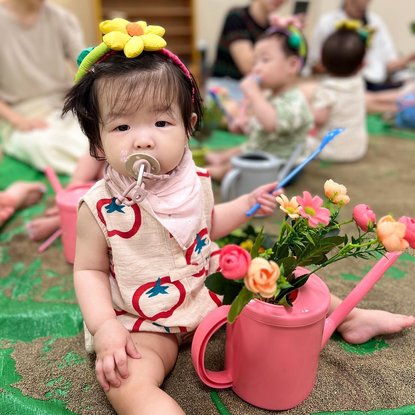 ⠀
⠀
#아이좋아콩콩콩
#문화센터여름학기끝
⠀
지난 봄부터 쭉~듣고 있는 오감수업이 오늘 끝났어요👏👏👏
원래 홈플 울산점에서 시작했는데 조동친구들이랑
같이 수업 듣고 싶어 여름학기는 남구점으로 옮겨서 들었답니다!😃
조동 못잃어🫶🫶🫶
친구들이 있어서 그런가 윤슬이도 매주 수업 참여도 굿굿이었고요😉
가을학기에도 조동친구들이랑 같이 이어서 듣기로👌
친구들아, 가을학기에도 재밌게 놀쟈🤍
⠀
#홈플러스울산남구점 #임소라강사 #문화센터수업 #호랑이띠아기 #육아스타그램 #맘스타그램
⠀
⠀
⠀