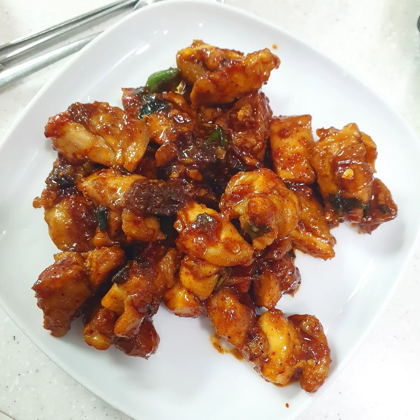 집에서 만들어 본 지코바 치킨?!
내껀 맵싹한 고춧가루 양념🍗
딸램껀 순한 간장 양념🍗

항상 맛있게 잘 먹어주는 따님 땡큐~♡

담에 고추 더 넣어 맵싹하게 해봐야지~♡

#지코바치킨만들기
#간장치킨
#닭다리살 잘샀당!