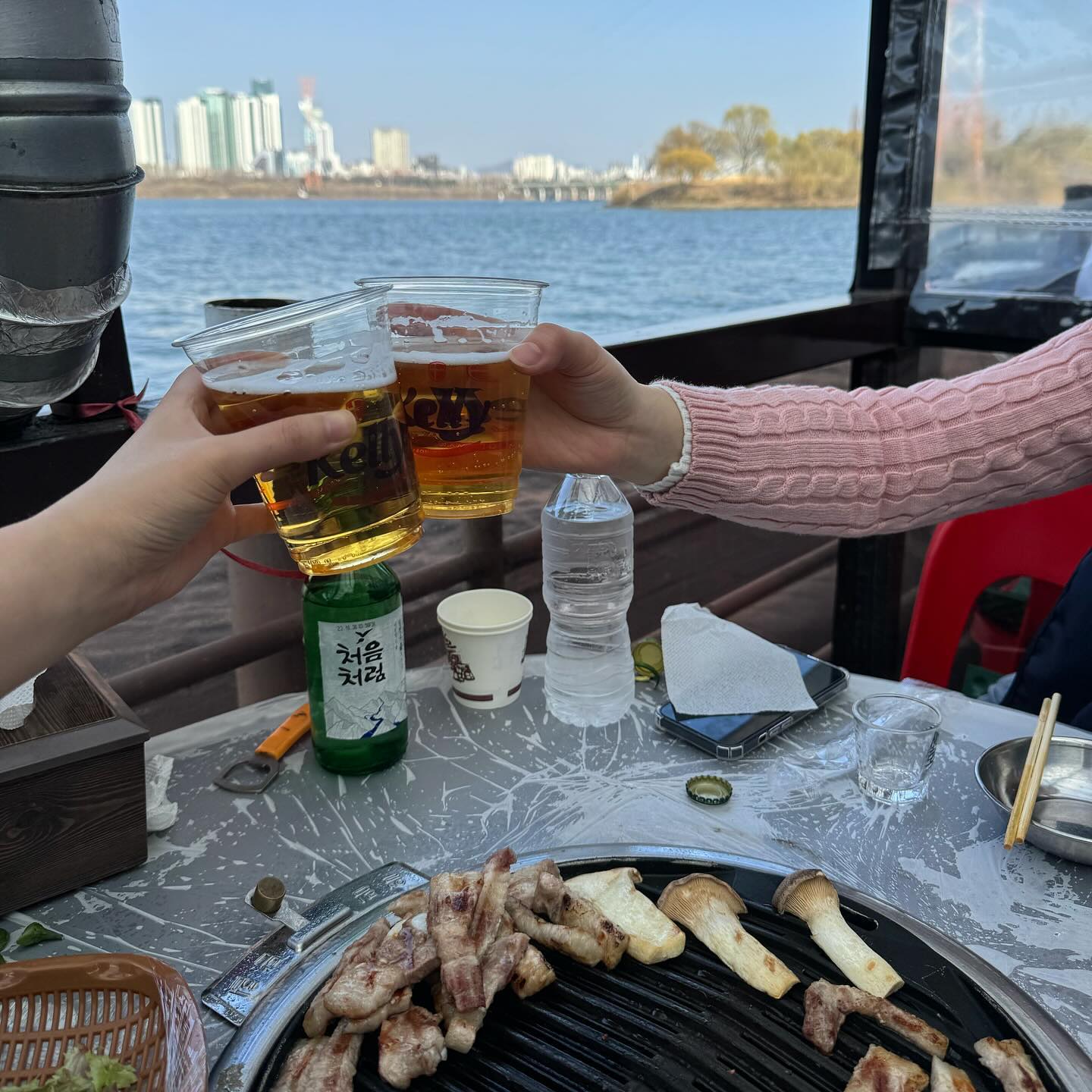 주말에 다녀온 선유도 아리수만찬🍻
이제 진짜 봄 같아요! 한강 옆에서 삼겹살 먹으니까 넘 행복💕