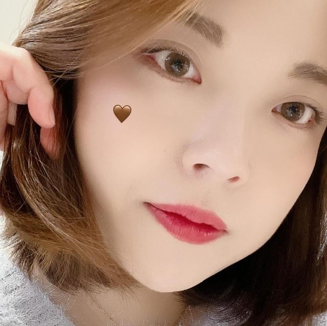 惠 娟 on Instagram: "#광고 #오로라렌즈 오로라렌즈 에이블 한달용 렌즈 브라운 컬러 착용🤎 확 튀지않는 컬러렌즈라 자연스러운 브라운 컬러를 연출할 수 있어 부담없이 착용하는 데일리템