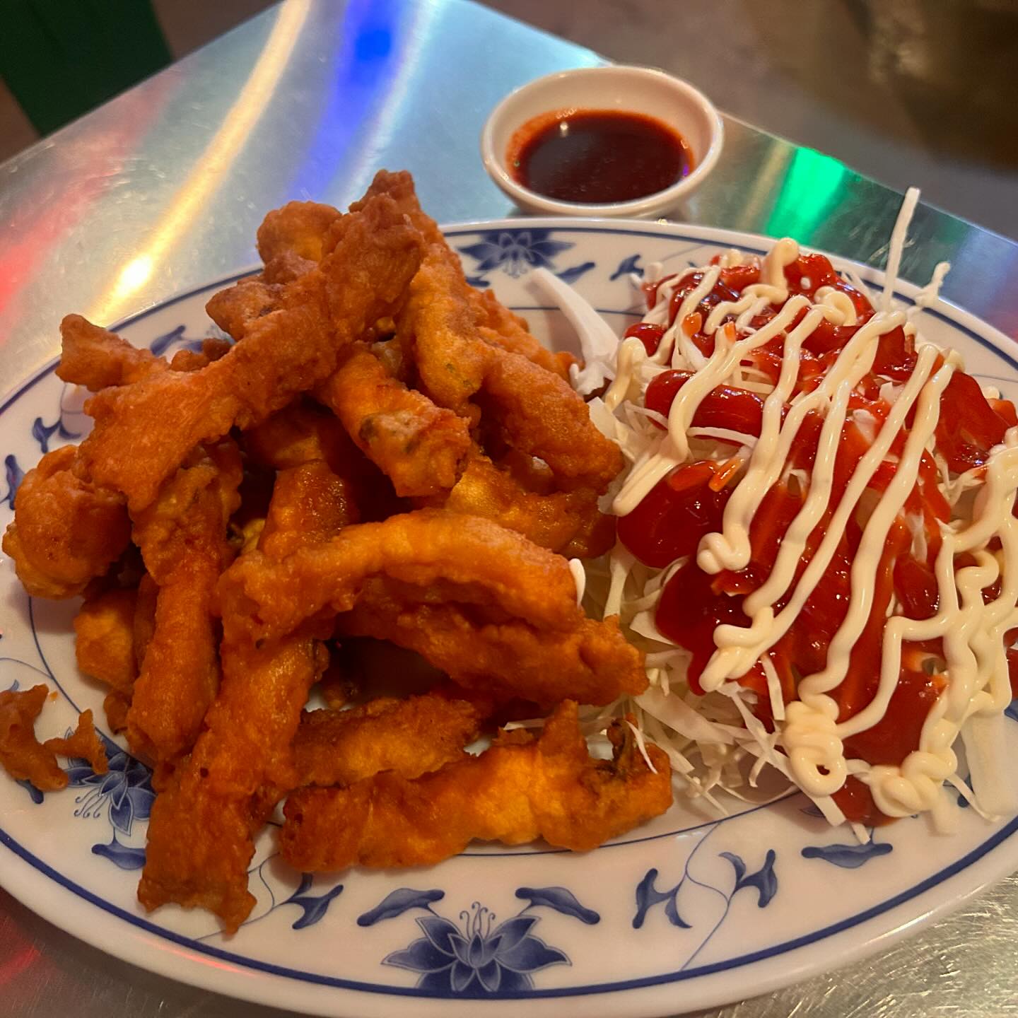홍콩 거리에서나 볼 듯한 느낌의 
가게~ 홍콩의 청킹맨션에서 이름 따 오신건가😮
짬뽕이 맛난 집이라더니~
고기튀김 이거 은근 끌리넹~
짬뽕 국물 끝내주고 
짬뽕은 진짜 말모 말모~
고기튀김은 탕수육과는 뭔가 다르다
바삭하고 짭쪼롬해서 진짜 넘 맛있음😋
또 먹고 싶어지는 맛~👍
담에 또 가야징😆