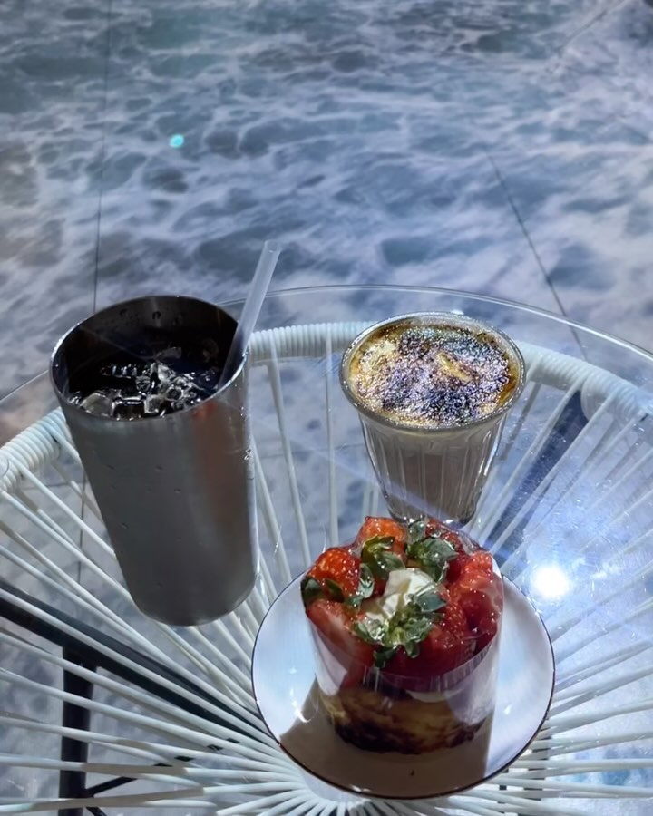#협찬 강남 바다에 놀러오세요🏖️

당일생산 베이커리와 바다느낌 물씬! 파도의
생동감을 느끼게 해주는 미디어아트 카페 #퍼스트커피랩

휴양지 온 것 같은 기분에 달달한 디저트까지 즐기니
힐링 그 자체🎉❤️ 

당일로스팅 스페셜 티커피와 샤베트,라떼 등 다양한 
음료와 당일만든 크루와상, 케이크,마들렌, 휘낭시에까지 다양하게 즐길 수 있어요♡ 

강남역핫플인데 대형카페라 자리도 넉넉하니 
강남에서 시원한 바다향 느끼고 싶으 신 분들 모두 고고👍👍

🍄퍼스트커피랩 강남점
🍄서울 강남구 봉은사로6길 39 1층 
firstcoffee_lab_gangnam 
#강남역핫플 #강남역카페 #강남역디저트맛집
#리뷰노트 #신논현역카페 #신논현역디저트맛집
#아인슈페너맛집 #사진맛집
#당일생산베이커리