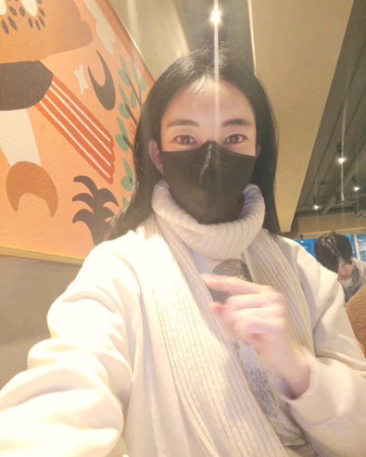 스타벅스 vs CU 고민된다아아아
상담하러 왔다가 이러고 한시간을 놀았다.ET놀이
.
.
.
.
.
.
.
.
.
.
.
.
#마기꾼 #가려야이쁘다 그나마...
따뜻한 남쪽나라 왔는데 왜 더 춥지..
여기 비오고 춥더라. 내일은 덥다는데..