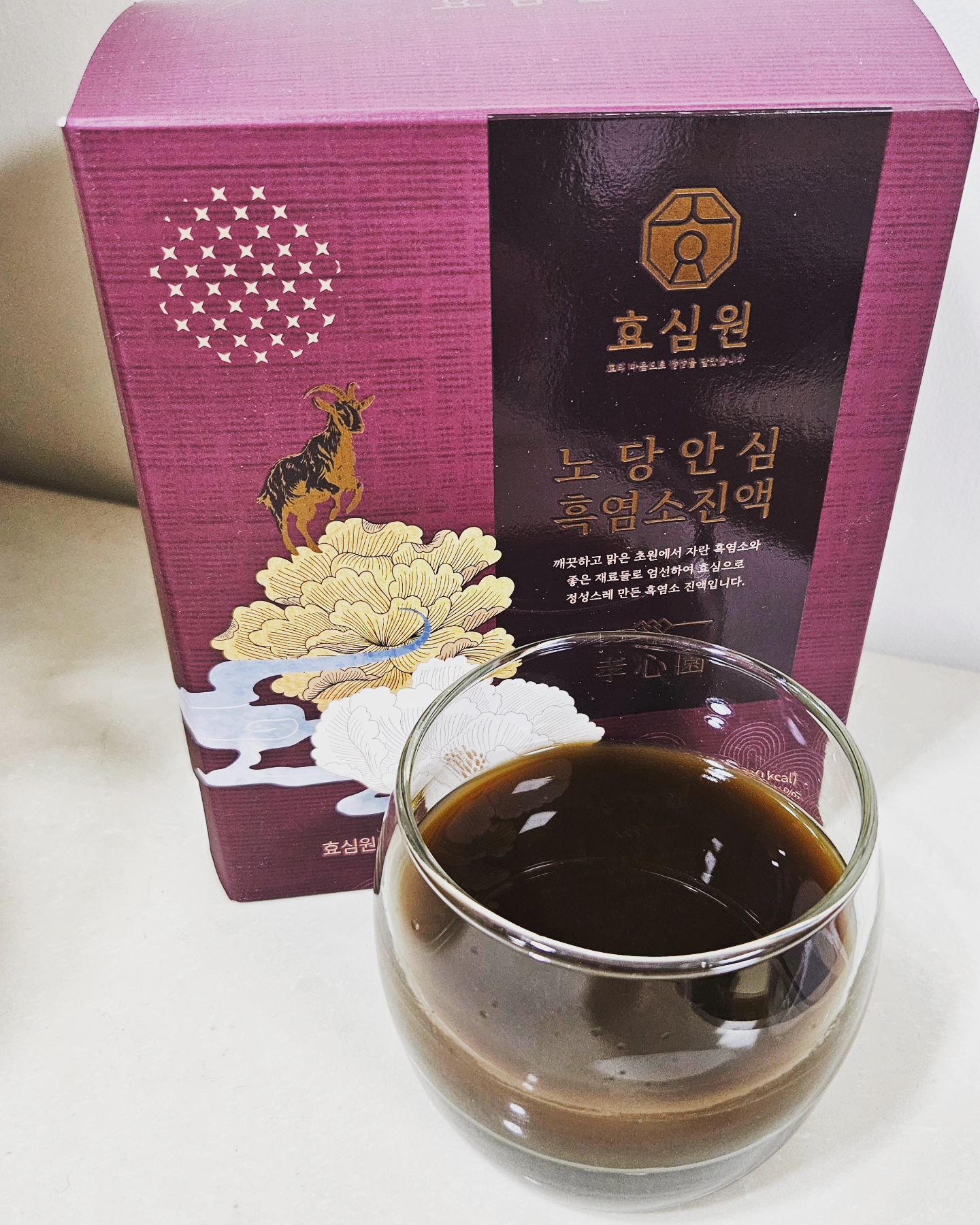 #협찬 #흑염소진액 #부모님선물 #임산부선물 #수험생선물 #선물 #명절선물 #건강선물 #선물스타그램 #생신선물 #갱년기 #저당 #흑염소 #흑염소즙 #흑염소엑기스 #흑염소탕#고함량  #건강 #보양식 #즙 #고급선물 #효심원 #효심원흑염소진액 

요즘 기력저하로 인해서 기력에 좋다는 흑염소진액을 챙겨먹어봤어요. 흑염소는 여자한테도 너무좋다는데 꾸준하게 먹으면 몸도 따뜻해지는것 같고 좋더라고요ㅎㅎ

이 제품은 특히 전체함량중 흑염소가 30% 들어있어 고함량제품으로 몸이 허한분들에게 특히 추천드리는 제품이에요.

좋은 기회에 먹어봤는데 목넘김도 괜찮아서 마음에듭니다.
맛이 부담스럽지않고 누린내가나지않아 거부감없이 드실수있으실거예요☺️

✅️지리산 자락에서 자연방목으로 자란 국내산 흑염소로만 선별
✅️흑염소를 비롯해 15종 원료첨가
✅️혈당에 좋은 원료를 넣어 당류부담감소