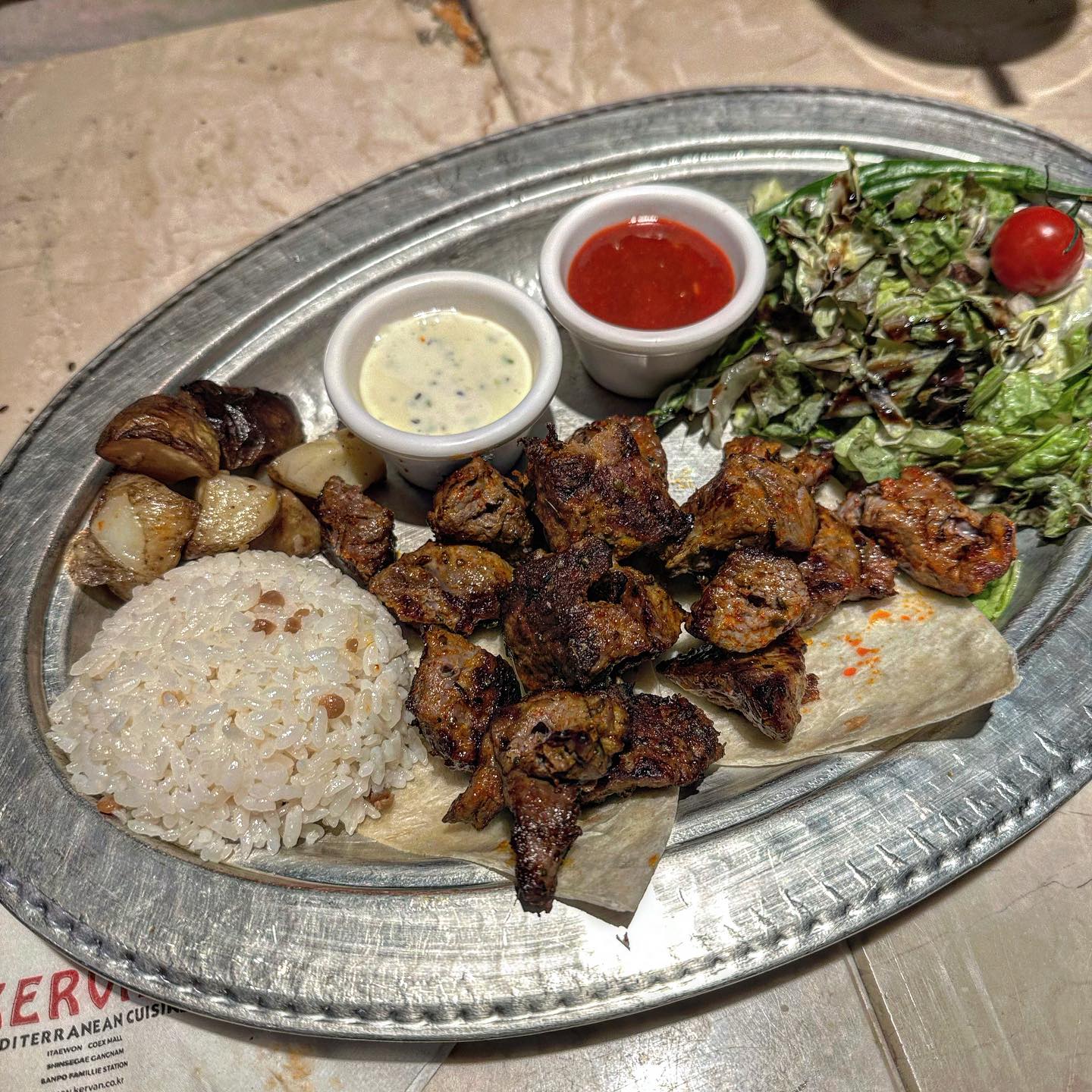 이태원에서 터키 맛여행 하는 법😊
#케르반레스토랑 
직원모두 현지인이라 문연 순간부터 터키 온 느낌👍👍
양고기 구이한상부터 터키식 피자인
#피데 에 별미 #라흐마준 까지 제대로 터키한 상❤️

바삭한 도우에 야채토핑, 치즈까지 환상조합인 피데도 맛있지만
간 양고기를 더 바삭한 도우위에 뿌려 구운 라흐마준이 별미❤️

마무리로 끓여서 만드는 터키식 커피에 
달달한 디저트 #바클라와 까지 곁들이니 환상코스!

터키음식이 다소 생소할 수 있지만 먹어보면 반할거에요👍
이국음식 맛보고 싶으신 분들은 꼭 들러보셔요😍😍

📍케르반 레스토랑 kervan_turkishrestaurant 
서울 용산구 이태원로 192 1층