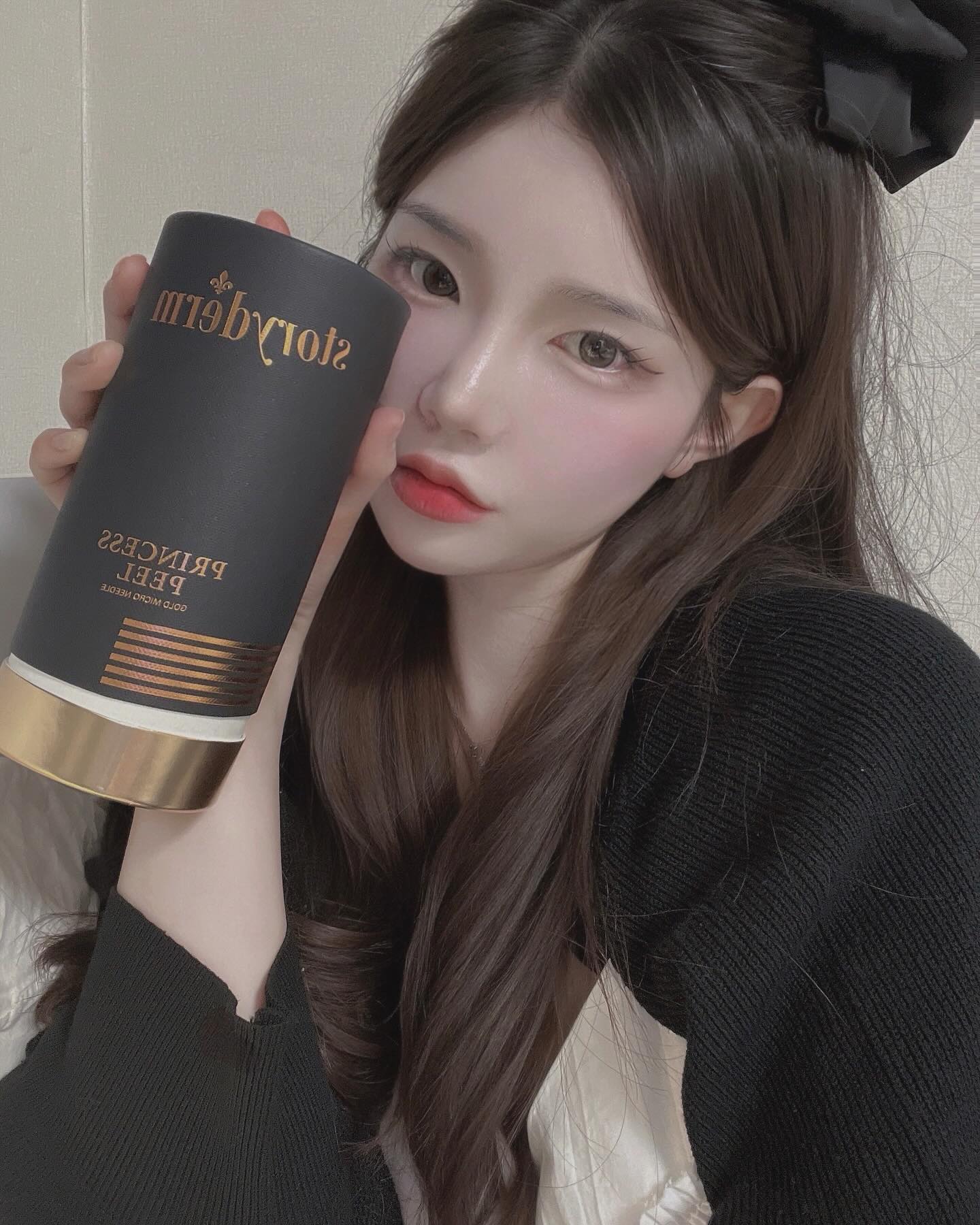 #광고 
🍎스토리덤 프린세스필🍎

🪞다가오는 여름 백옥 같은 백설공주 피부를 가지고 싶다면 ‘프린세스 필’을 추천드려요♥️

🪞처음 사용했을 때 스피큘 필링이 적용되어 있어 피부가 따끔 거려 놀랐어요! 그런데 이것이 피부 결을 정돈해 주고 각질을 효과적으로 제거해 준다고 해요✨3~5분간 부드럽게 롤링해 준 결과 신기하게도 피부가 부드러워지고 칙칙했던 피부가 촉촉하게 투명해지더라구요..🍎👑 

🪞프린세스 필은 민물 스펀지에서 추출한 흰색 스필인데 매우 작고(80-300 µm) 정교하며, 균일해 양쪽에 뾰족한 끝을 가지고 있어 피부 자극을 통해 재생 메커니즘을 활성화시켜 줘요 :)

🪞스피큘이 피부 깊숙이 침투하여 72시간 동안 피부에 자극을 주어 노폐물을 배출과 영양공급을 도와줄 수 있는 원료라고 해요! 

🍎사용법🍎

1) 세안 후 토너로 피부를 정돈한다.

2) 점을 찍듯 이마, 콧등, 볼, 턱, 인중 순으로 도포한다.

3) 손가락에 압을 주어 누르듯이 얼굴 전체에 제품을 펼쳐준다.

4) 프린세스필이 피부 깊숙이 잘 흡수되도록 3~5분간 작은 원을 그리 듯이 충분히 롤링해 준다.(부드럽게-약하게-강하게 압 조절로 강도 조절)

5) 닦아내지 않고 수분크림을 바른다.(마스크팩 사용 추천)

🪞홈케어로 집에서 간단하게 프린세스필로 각질관리와 모공관리로 사용해 다가오는 요번 여름 백옥 같은 백설공주 피부를 만들어요🍎👑

🍎
#협찬 #스토리덤 #프린세스필 #princesspeel #storyderm #오리지날스피큘필링 #니들필링 #1등필링