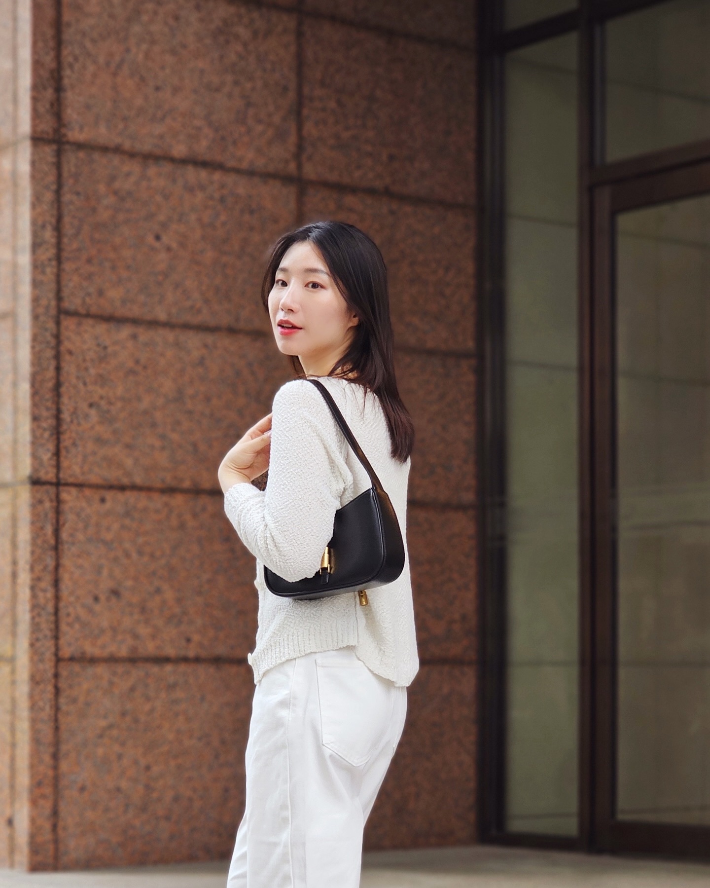 #광고 charleskeith_kr

화이트룩 데일리룩에 나의 데일리백은
찰스앤키스 세시아 메탈릭 악센트 숄더백 ,, 👀🤍

스트래치에 강한 합성가죽의 매트 글로시 광택에 고급스러운 메탈 마그네틱으로 미니멀한데 존재감 강한 숄더백이에요.
메탈 악센트는 잠금 마그네틱으로 열고 닫기 편하기도 한데, 무엇보다 가방의 시크한 무드를 한껏 높여주니까 아주 좋아 ,, 🍒

#찰스앤키스 #with찰스앤키스 #찰스앤키스가방 #숄더백 #가방 #여자가방