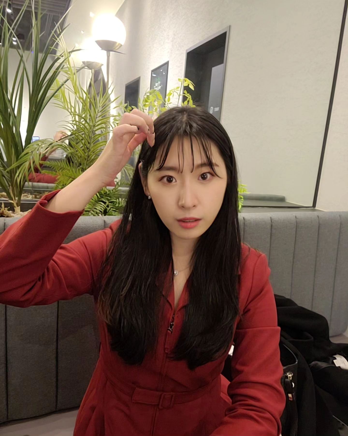 .
9살 때 엄마가 잘라줬던 앞머리가 이상하다며 난리난리를 쳤었는데
(지금보니 내자신 꽤 귀엽지만😏)
이제와서 어려보이겠다고 약 20년만에 앞머리를 잘라보았다 허허
믿고 맡기는 내칭구 다나쌤이 artic_dana
앞머리 자르면서 탈색모 정리도 하느라 층도 내줬다
신나서 사진을 마구 찍었다 릴룰렐룰~~
그래서 중간에 필터가 와랄라ㄹ라 들어간 다른사람 사진도 있지만ㅎ
꽤 신나서 그런거니까ㅋㅎ
아무튼 다시 살빼야하는데
머리가 아주 맘에 든다
역시 머리는 #아틱헤어신림점 #다나쌤 #미소천사다나쌤
.
#머리스타그램 #헤어스타그램 #21년만에 #앞머리 #앞머리그램 #시스루뱅 #아틱헤어 #artichair #신림헤어샵 #대학동헤어샵 #여자앞머리 #앞머리펌 #신난다 #필터와랄라 #필터들이붓기 #무야호 #머야호 #그만큼신나시다는거지