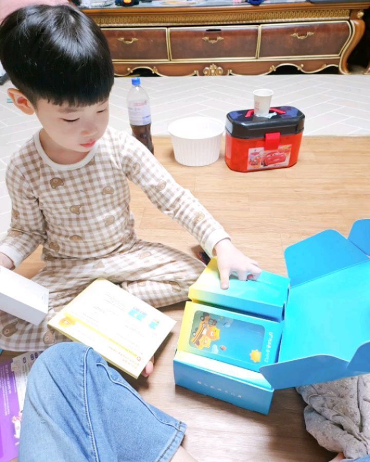 찌깐한게 어디 아이폰을찾아!!!
얼탱이가없어서~6살즈제에 아이폰이다ㅋㅋ
아이폰아니다 춘식이폰이다ㅋㅋㅋㅋㅋㅋ
엄만 니가2살때 엄마핸드폰 베란다로 집어던진 기억에 아이폰이싫어졌다!
ㅋㅋㅋㅋ나중에 더크면~아이폰바꿔줄께ㅋ
그나저나 도복너무큰거아님???
이것도 줄인건데ㅋㅋㅋ
노랑색도복 너무귀엽긴하다🐥
.
.
#춘식이폰#춘식이#노란색도복#🐣#태린이