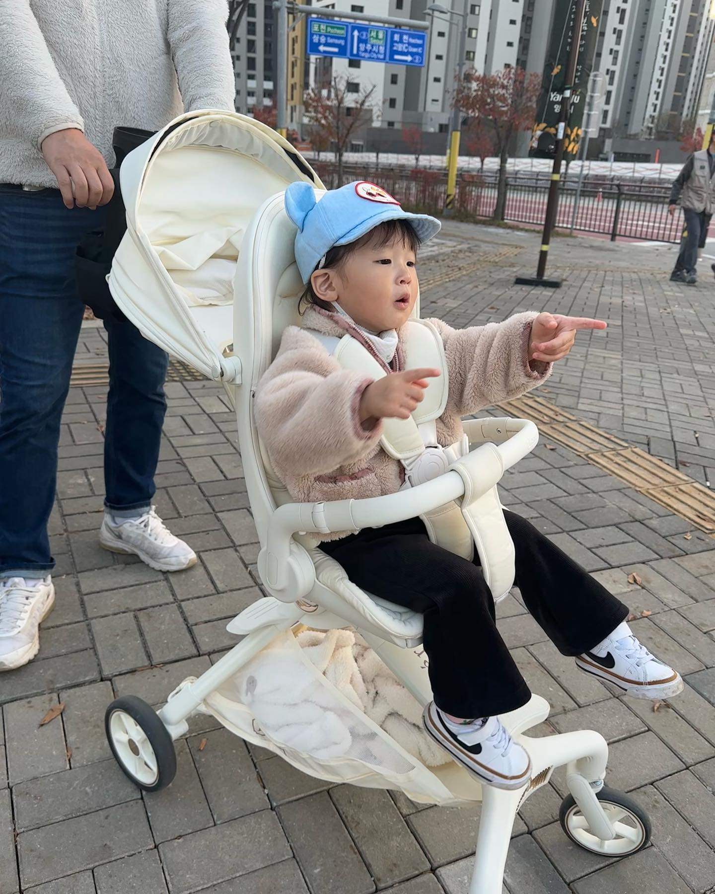 다윤이와 한몸인 르베르유모카 ㅋㅋㅋ
휴대용 유모차는 안탄다고 뻐팅기는데
그래도 트라이크는 잘 탄다!

너무 추워졌으니 얼른 방풍커버 받아서 씌워드려야지
접는것도 생각보다 간편하고 가벼워서
나 혼자서도 잘 접고 차에 싣고 다 한다!!
그리고 일단 올화이트 너무 이쁨❣️

#킨즈 #킨즈르베르유모카 #르베르 #르베르s #르베르유모카 #르베르s유모카 #트라이크 #트라이크추천 #육아템 #르베르트라이크 #육아필수템 #육아는장비빨