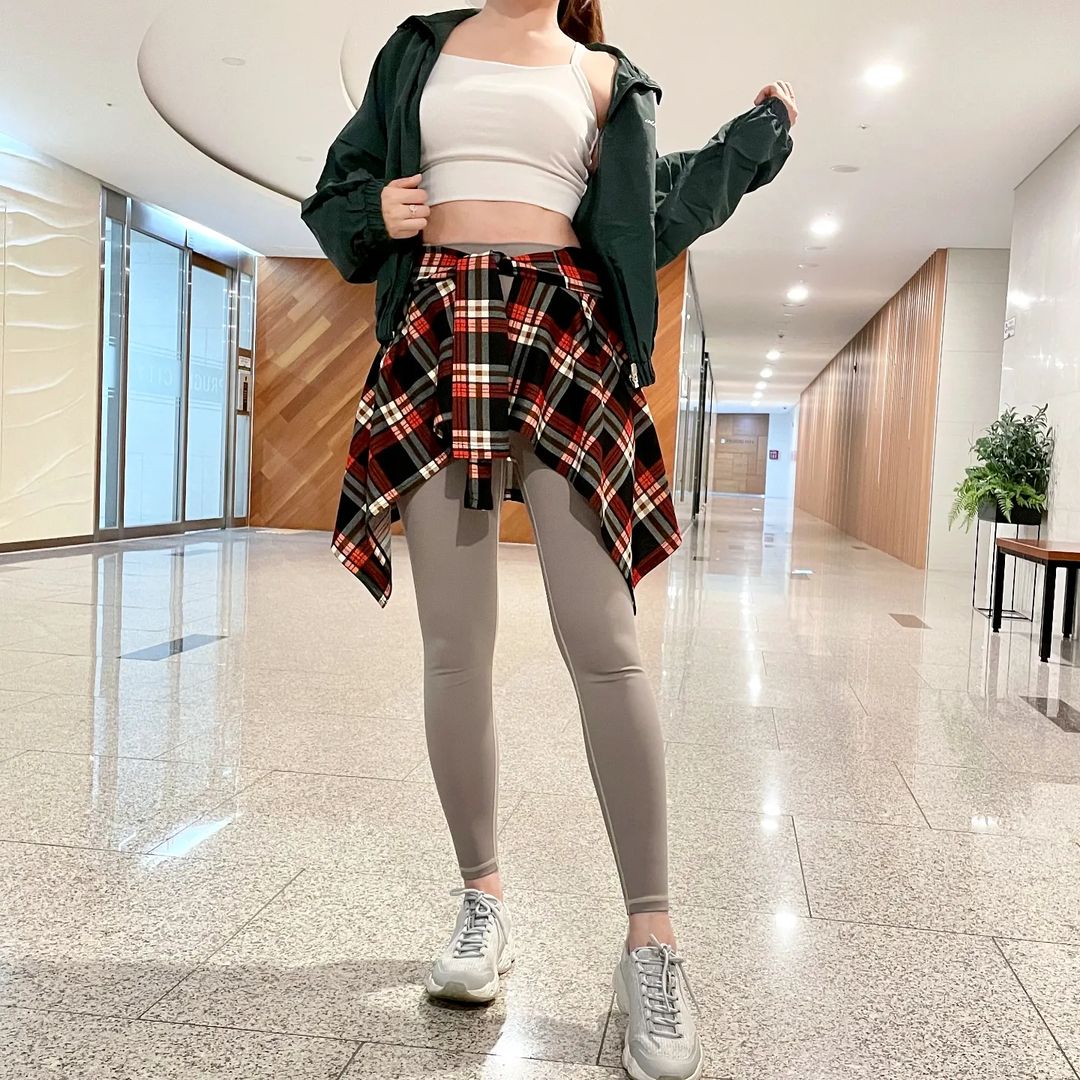 쪼으뇽 💕 on Instagram: “#협찬 요즘 헬스나 등산같은 운동들이 생활화되면서 #레깅스스타일 많이 입으시죠? 착용 때마다 저는 부끄럼쟁이라 와이존과 엉덩이가 살짝 부담되더라고요. 그래