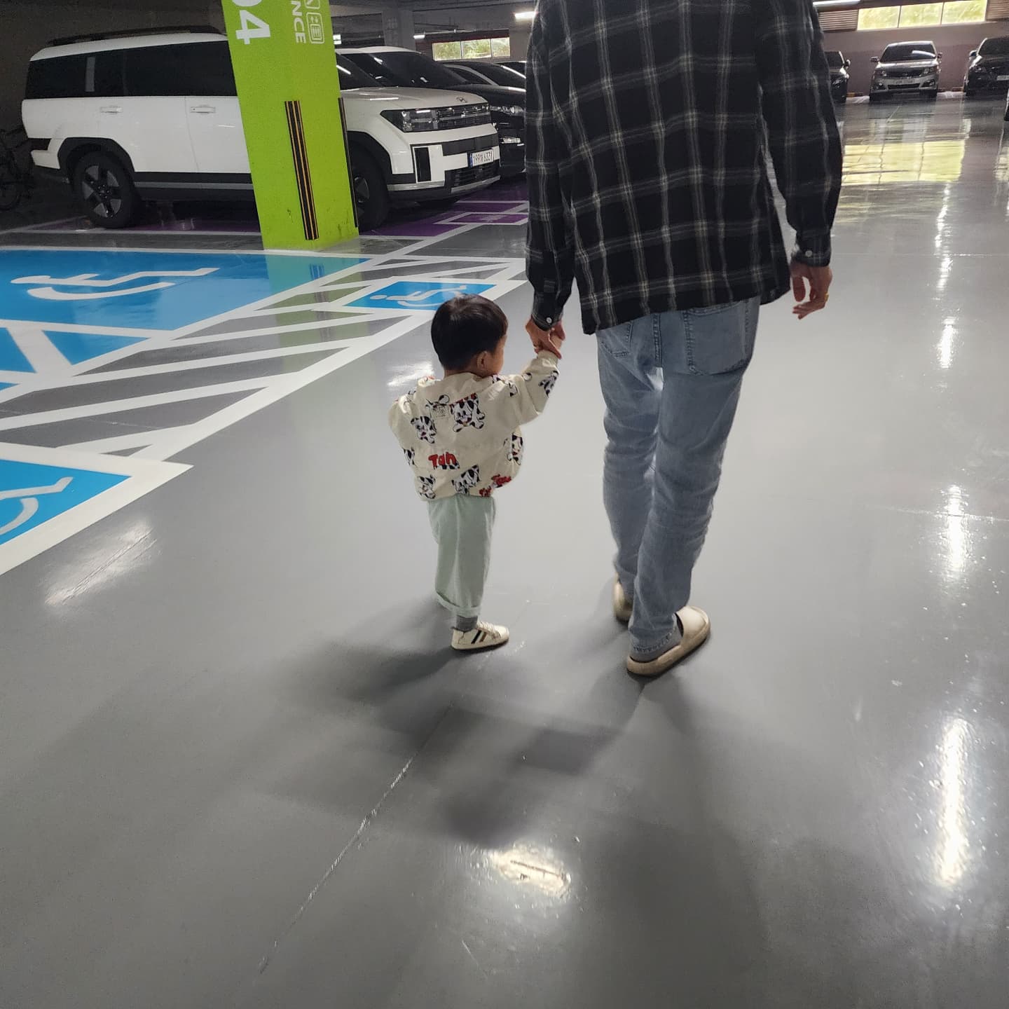 #지난일상 10.01
드디어 10월달로 폴짝 폴짝
#임시공휴일
여보 출근해서 오늘도 열육아모드...
일찍 퇴근해서 롯마트 갔다가 쏭이랑 #감자탕 냠냠
집에서 먹는 감자탕도 #맛있다그램
내일부터 얼집 도전하는 준우...
얼집 가방 매고 #신났다그램
계속 신나길...^^

#일상스타그램 #육아일상 #육아스타그램 #육아소통 #먹팔 #먹팔맞팔 #조마루감자탕 #10월 #몰아올리기중 #다와간다 #육아맘 #소통 #일샅기록 #기록스타그램 #하트반사